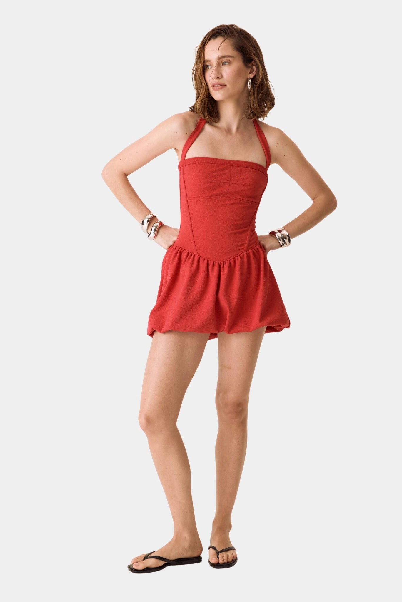 Vestido curto vermelho com saia balonê e alças largas ajustadas