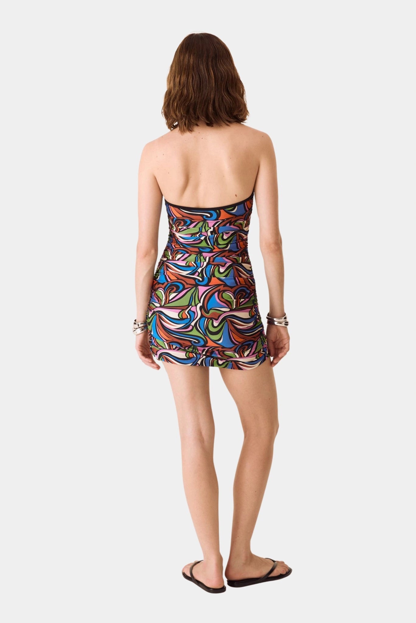 Vestido curto estampado multicolor com costas abertas e modelagem ajustada