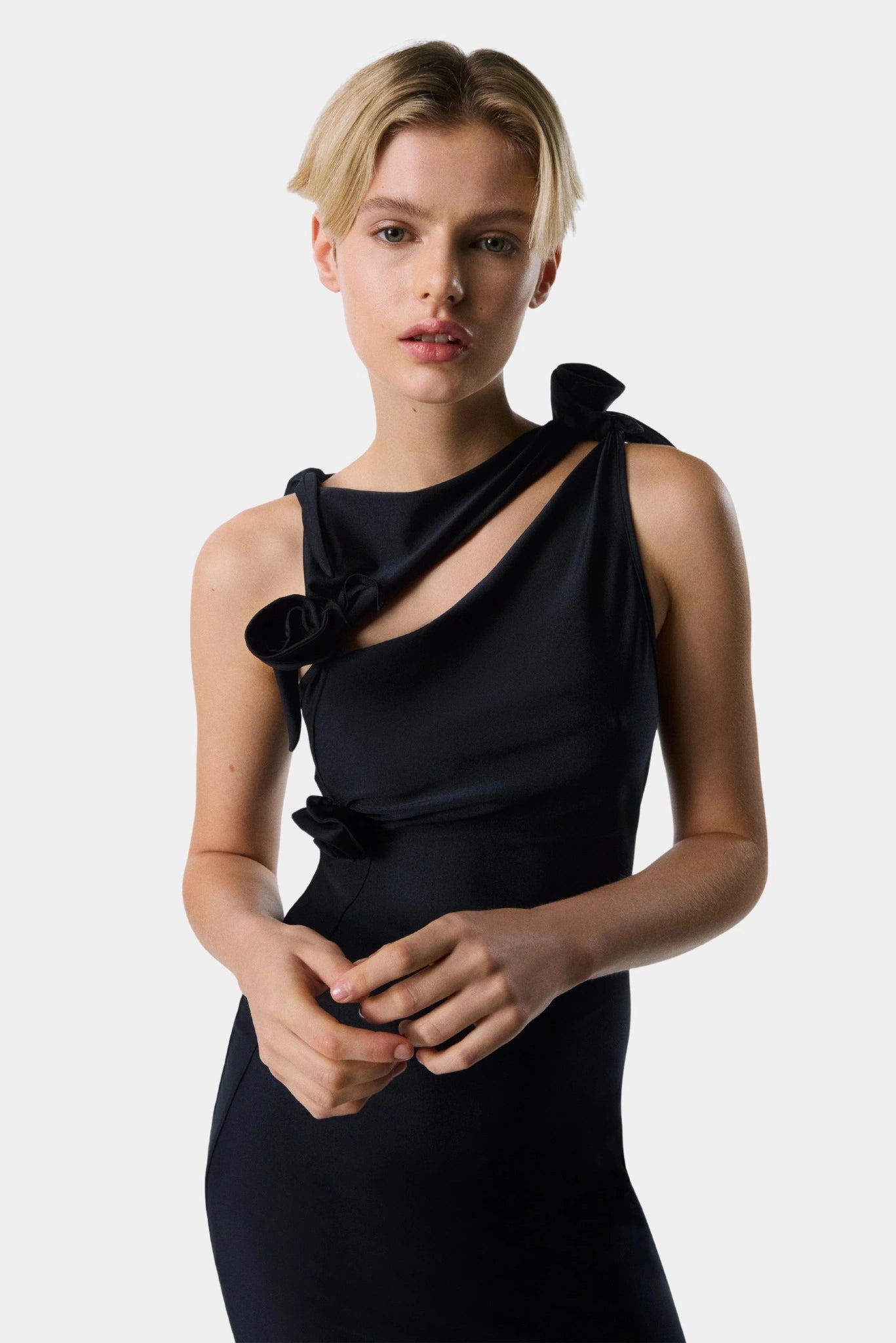 Vestido preto Coperni com flores aplicadas e recorte no colo