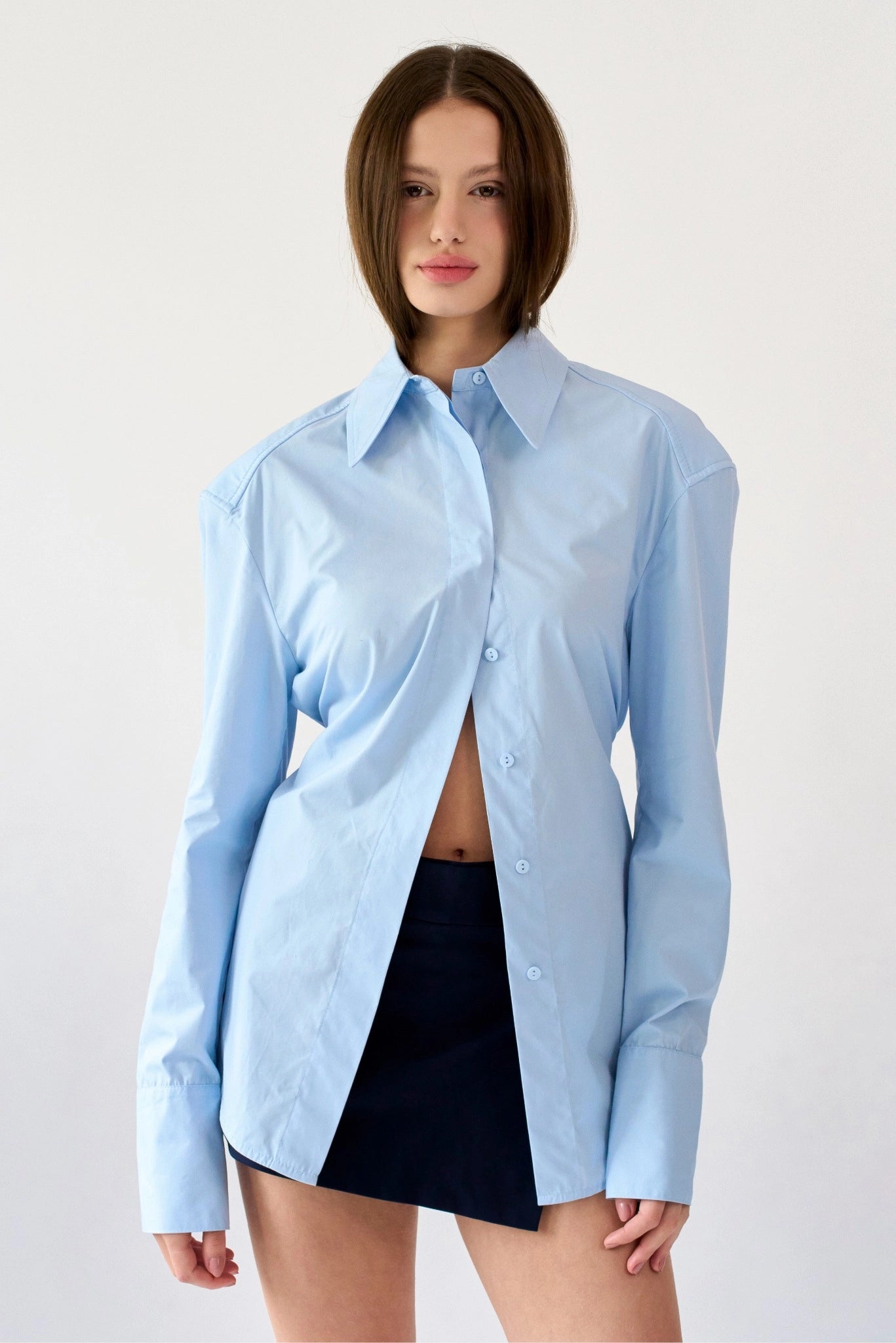 Camisa Yuka MR azul-claro em tricoline com amarração nas costas e modelagem estruturada