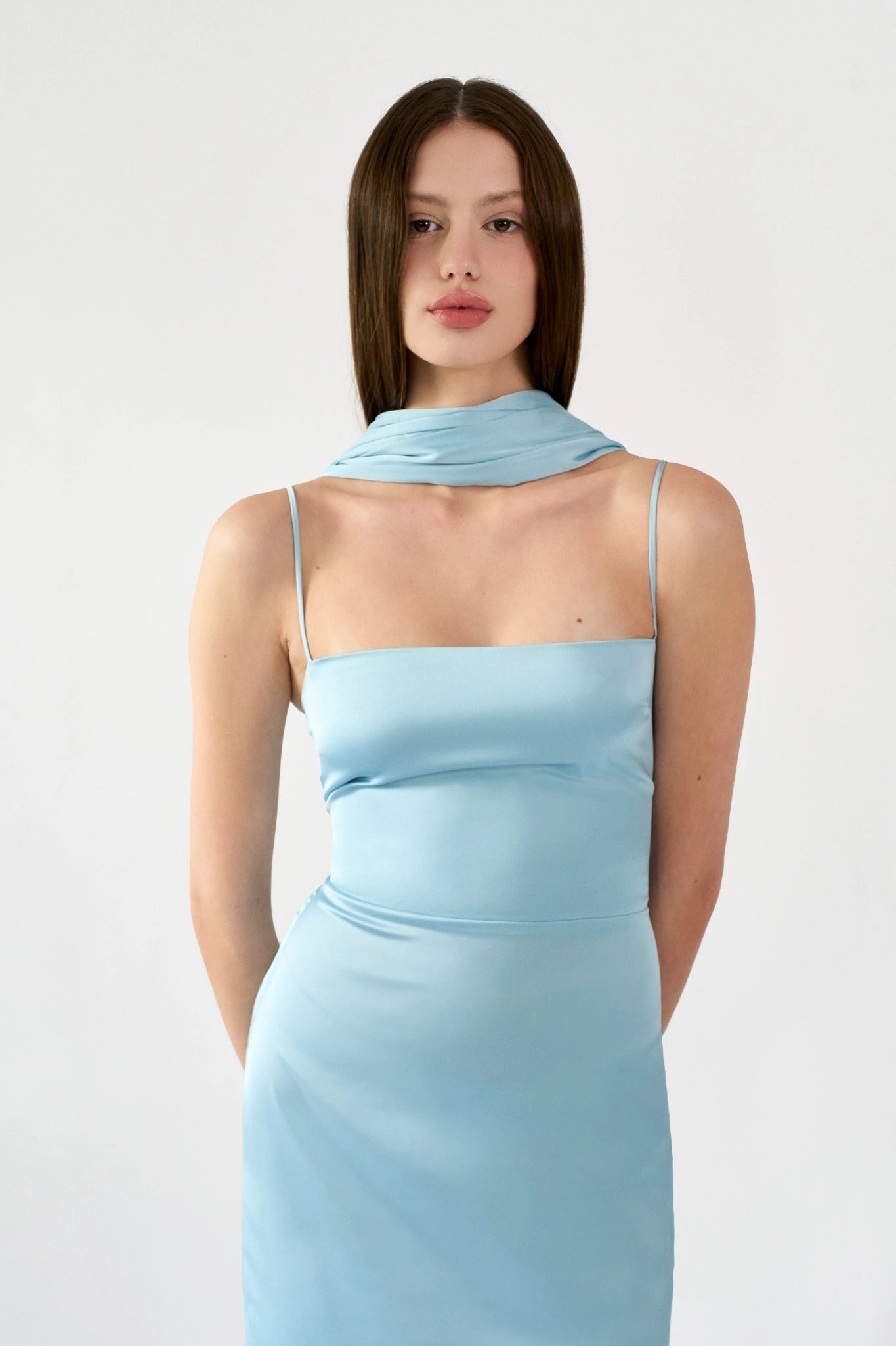 Detalhe do Vestido de Festa Longo Lune MR azul claro com echarpe drapeada