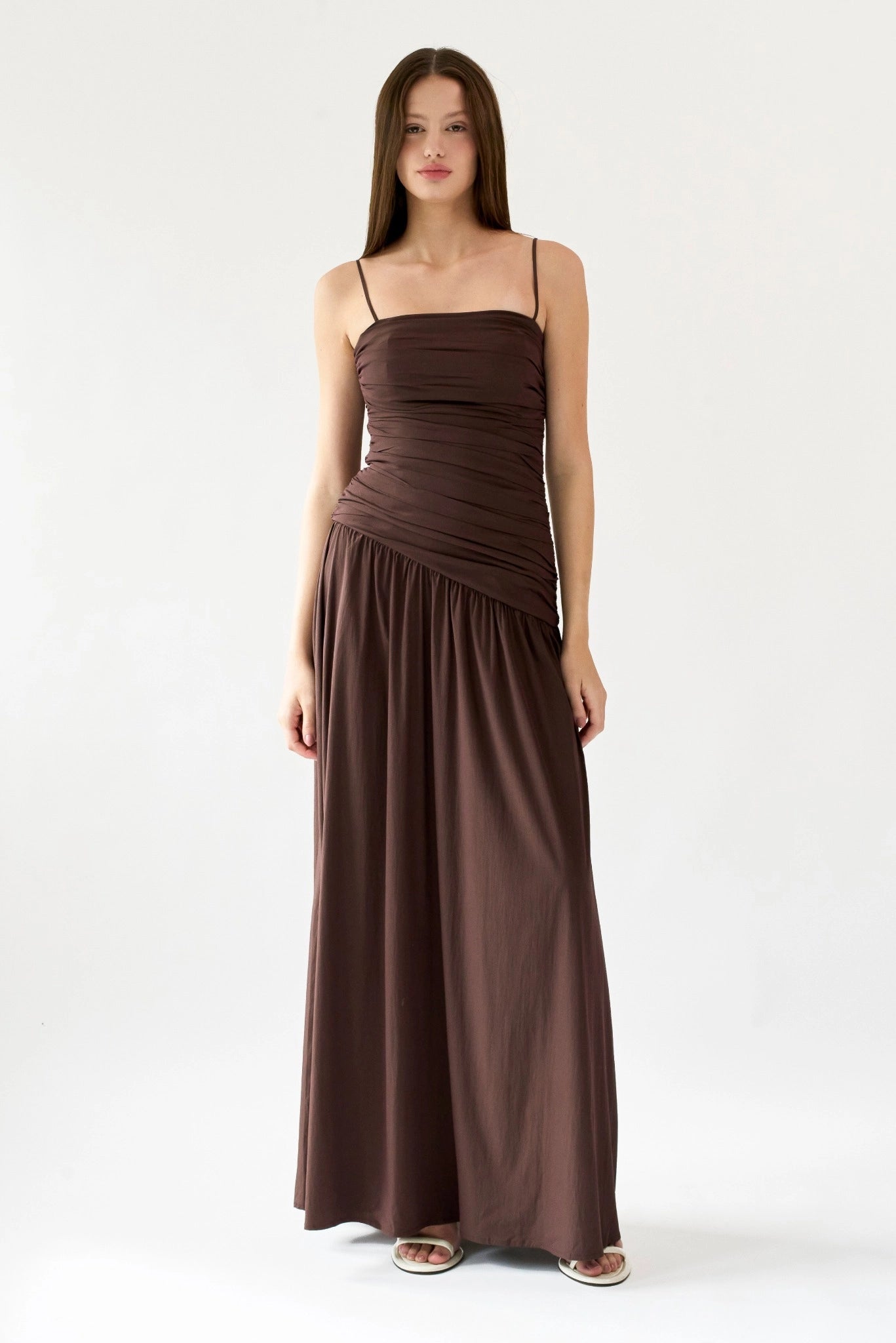 Vestido longo Elle MR marrom com corpo drapeado e modelagem fluida em look frontal