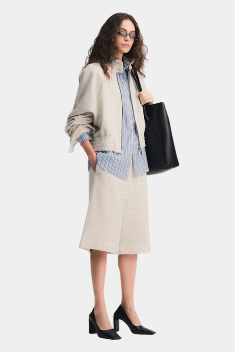 Look completo com Jaqueta Nor Francesca mescla cropped, camisa listrada e bolsa preta