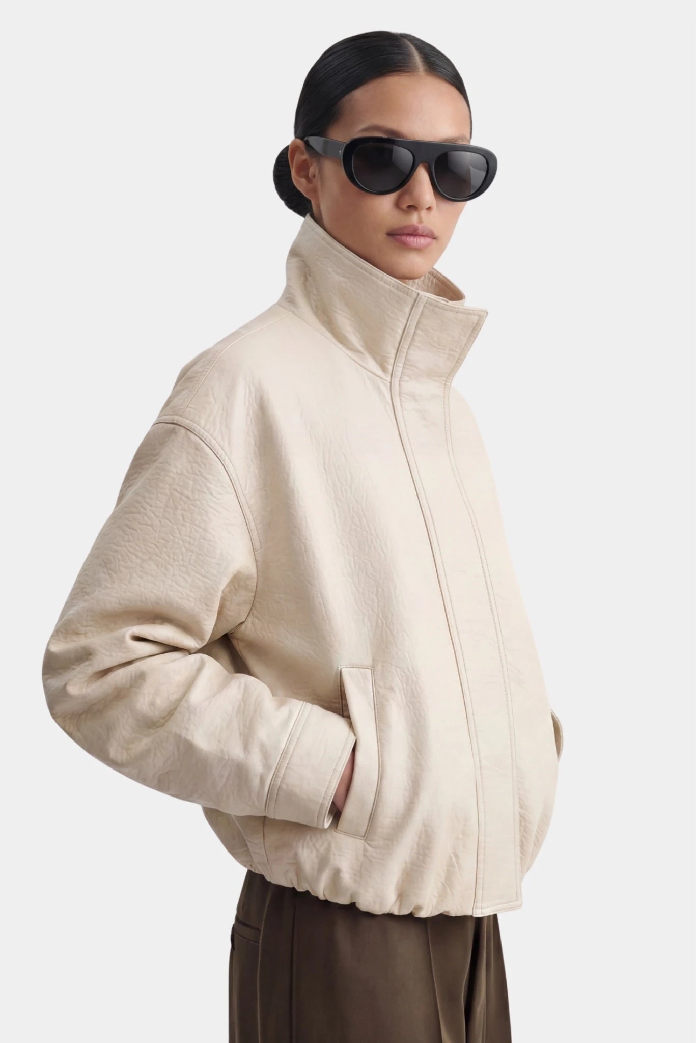 Jaqueta de couro off-white com gola alta, modelagem ampla e bolsos laterais, Philo MR
