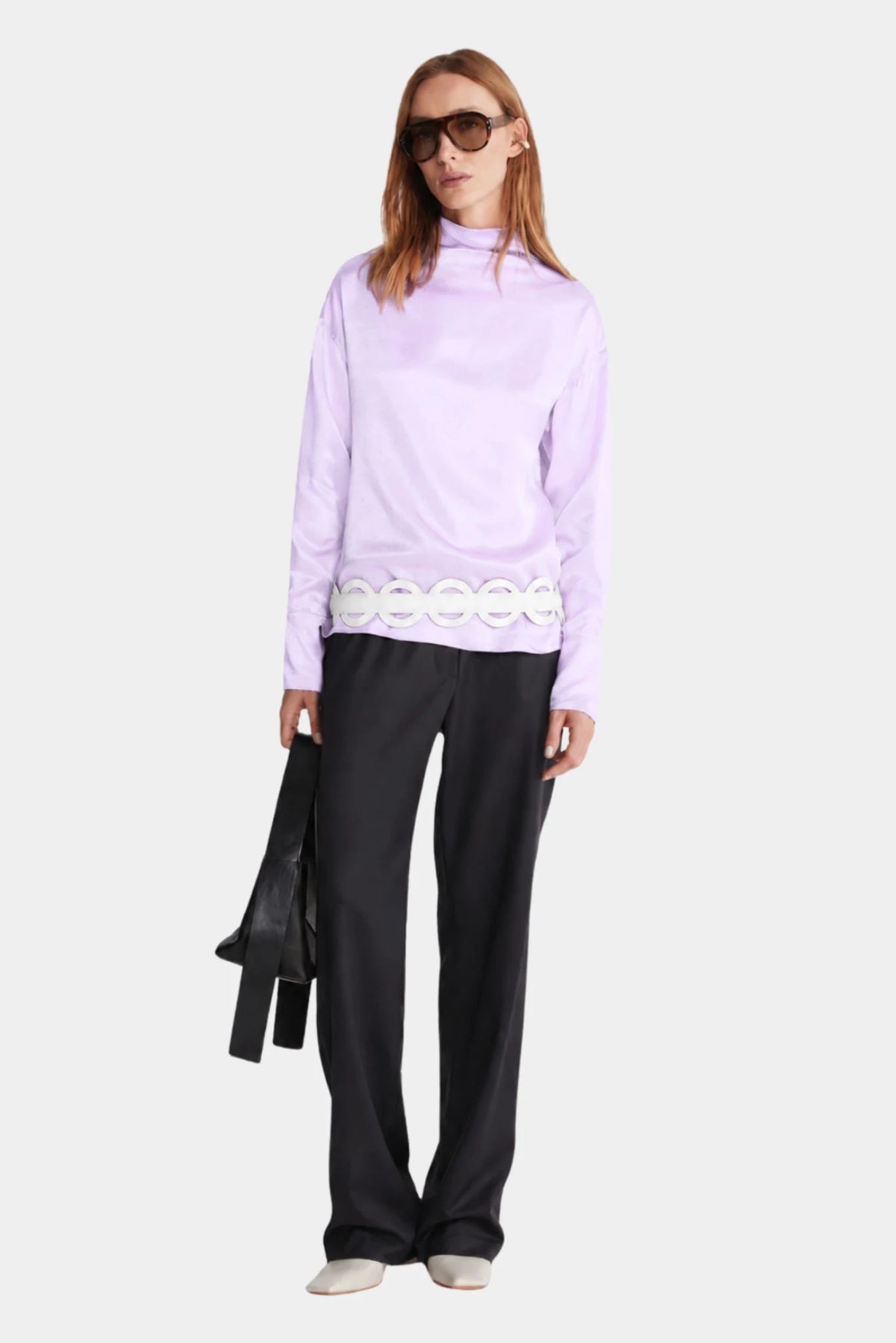 Blusa feminina esc Francesca lilás acetinada com silhueta fluida e gola alta elegante
