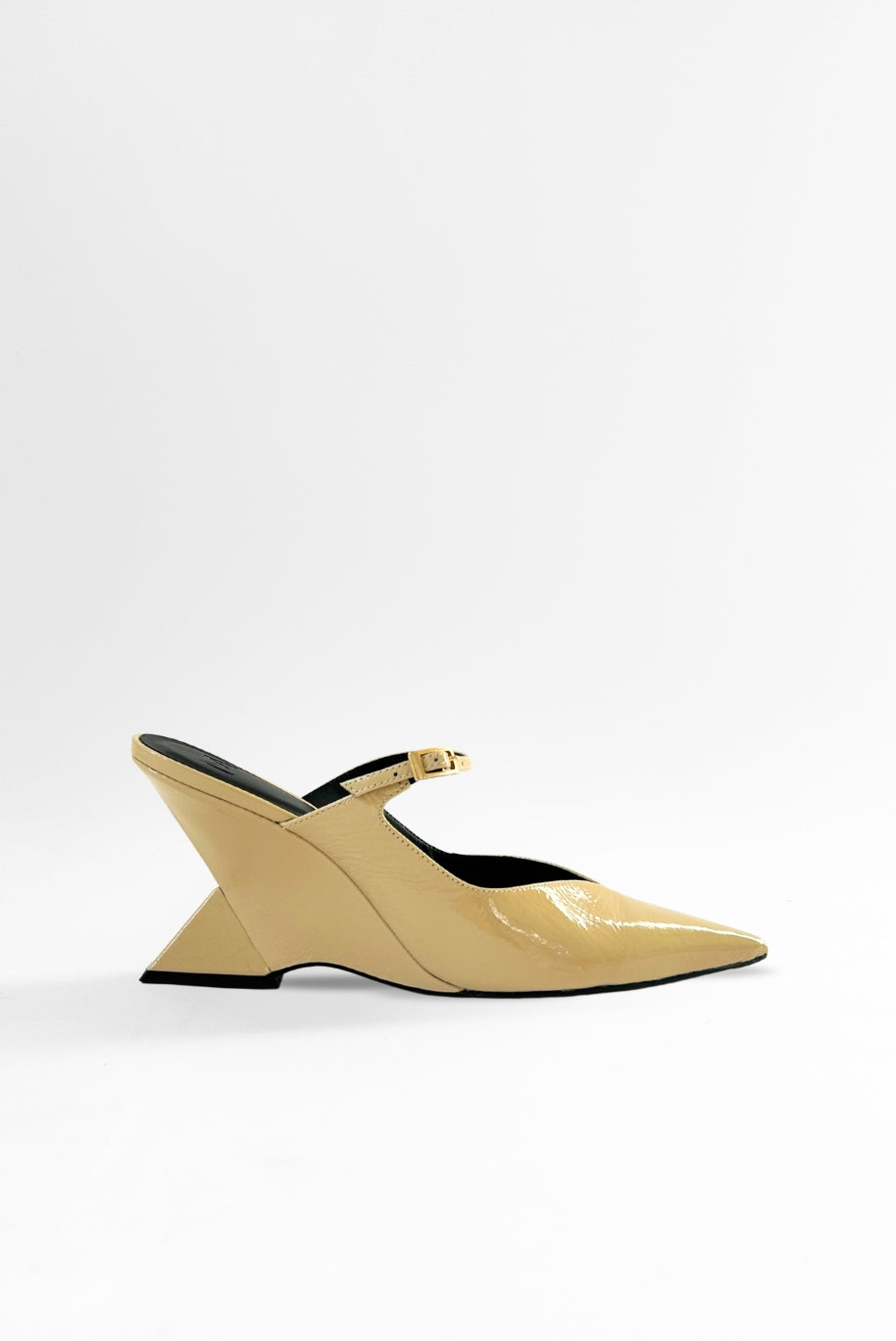 Scarpin slingback off-white Moss MR com acabamento brilhante e salto escultural