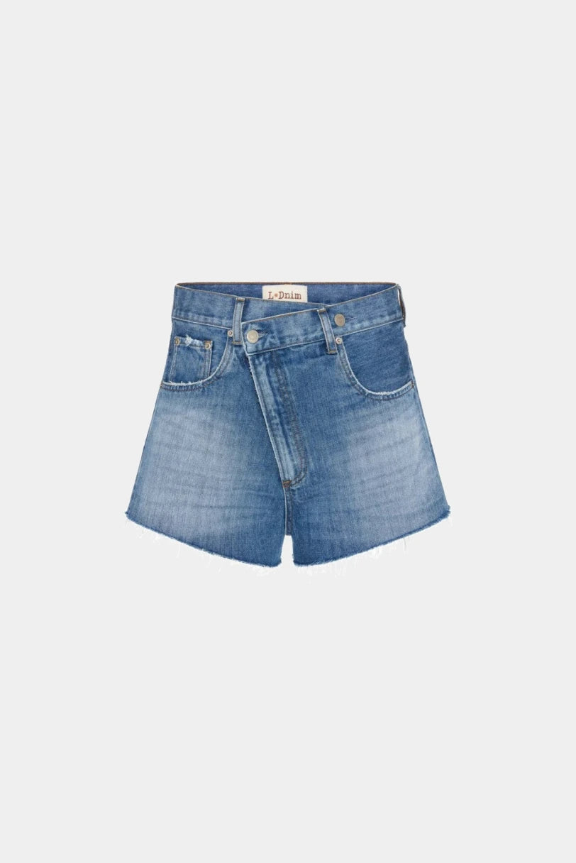 Shorts Crossover LDnim em jeans médio, modelagem crossover com cós transpassado e barra desfiada
