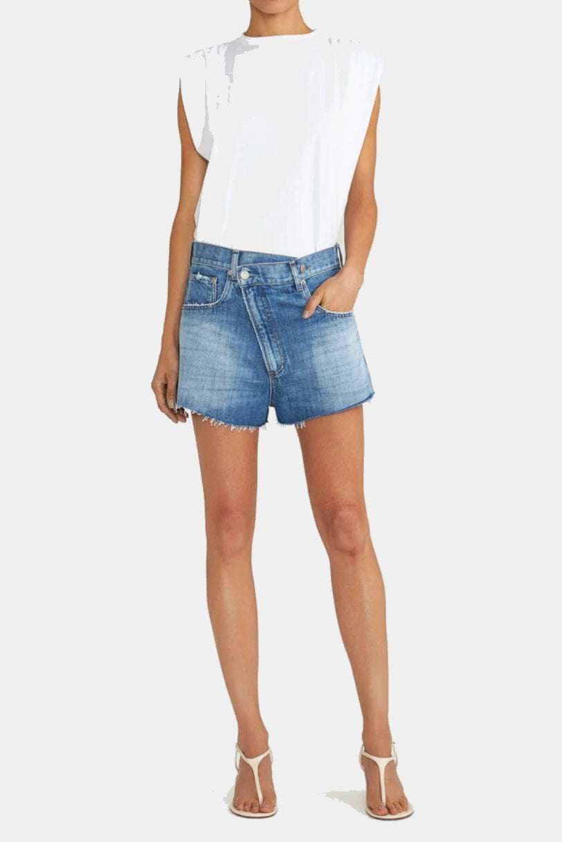 Look completo com Shorts Crossover LDnim jeans médio, blusa branca e sandália de salto