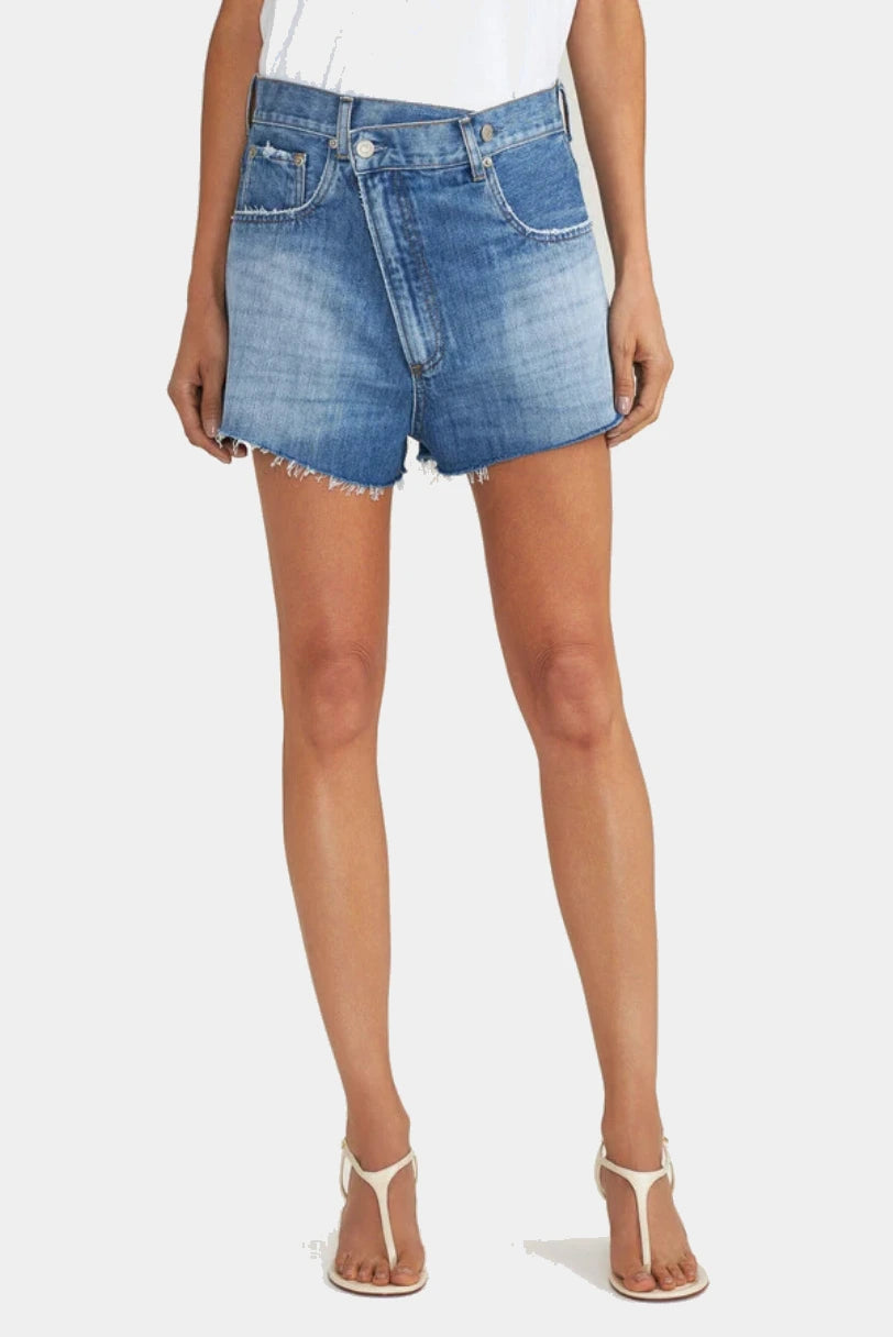 Shorts Crossover LDnim jeans médio visto de frente na modelo