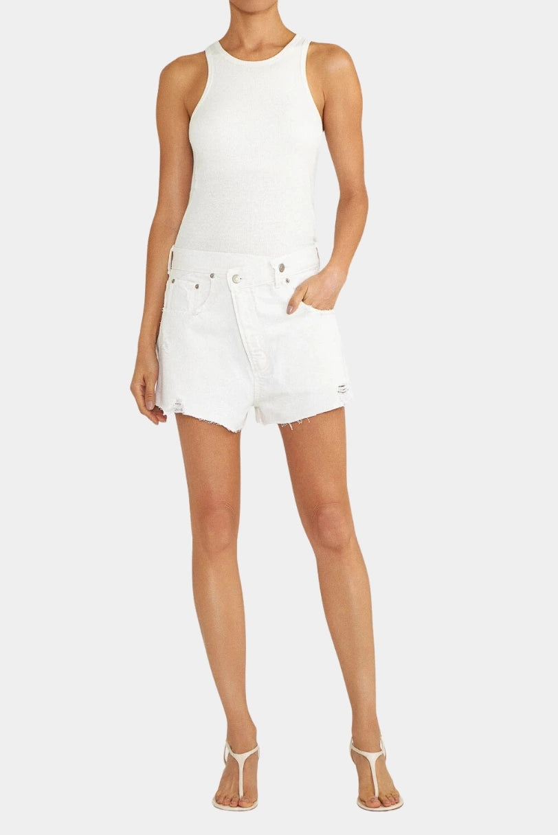 Look completo com Shorts Crossover LDnim branco e regata canelada