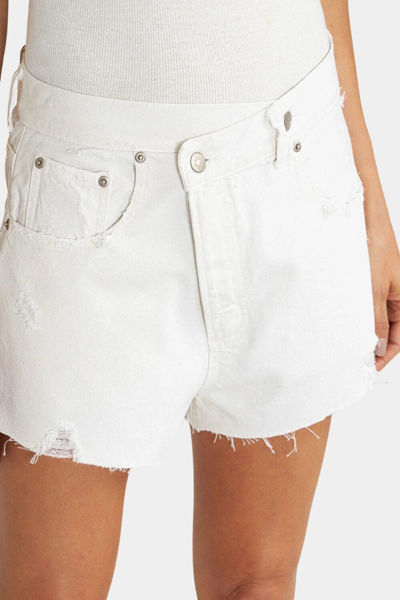 Detalhe do cós transpassado com vista deslocada do Shorts Crossover LDnim