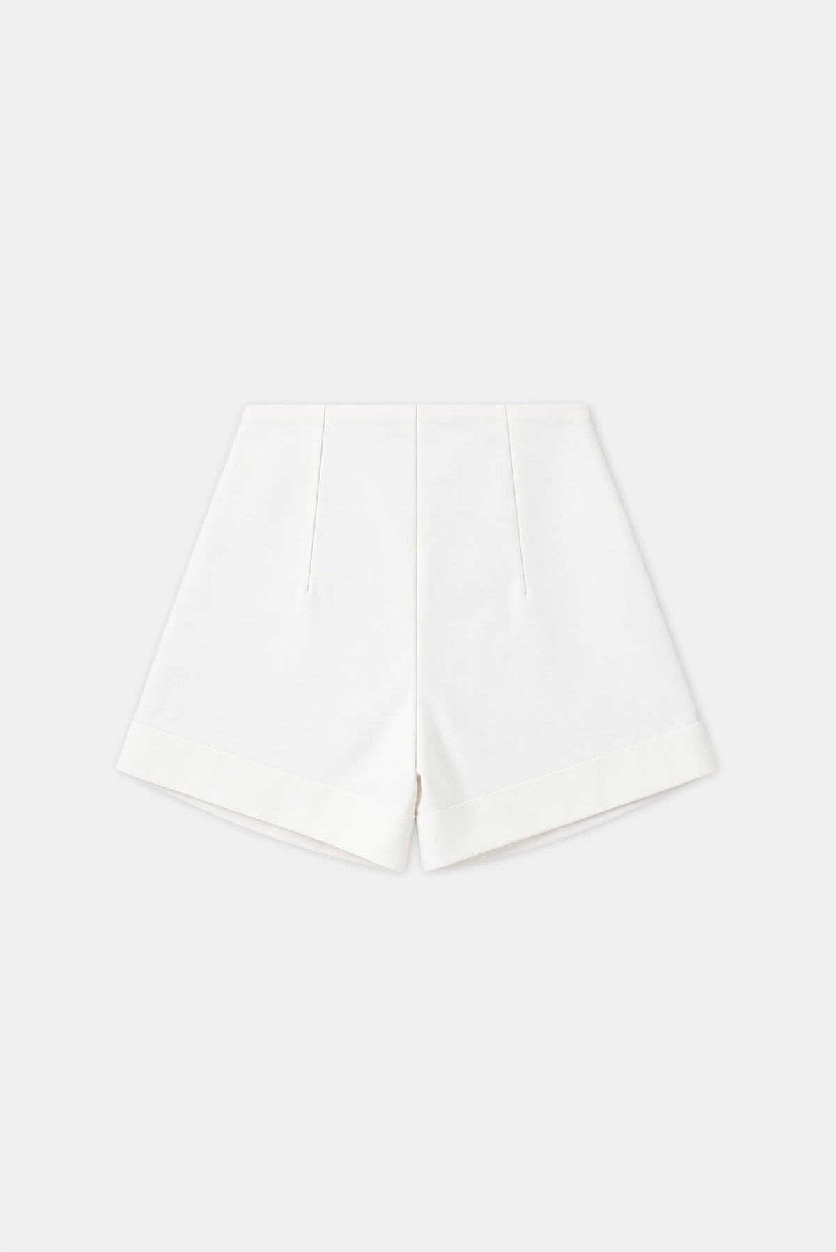 Shorts feminino branco Kohr Francesca visto de costas, com cintura alta e barra larga
