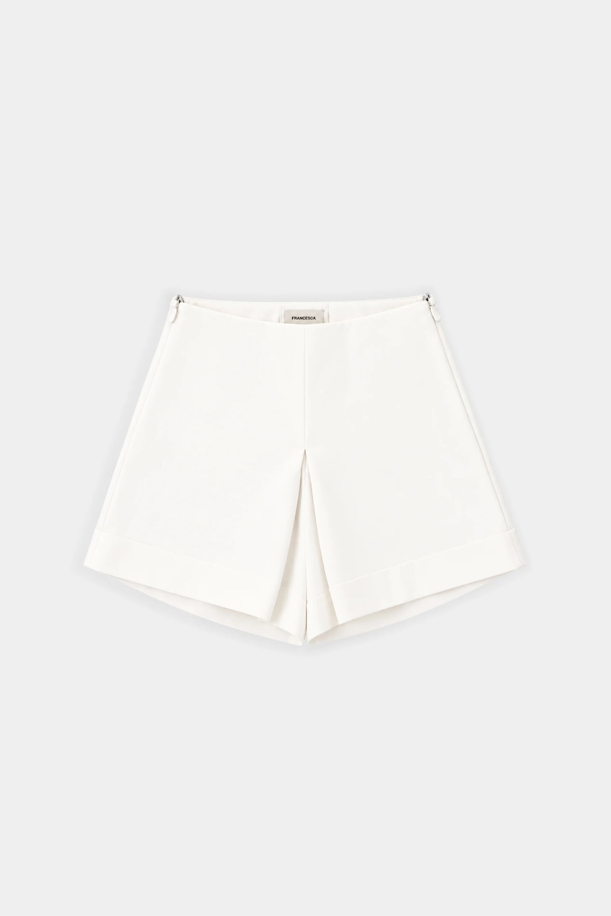Shorts feminino branco Kohr Francesca com cintura alta, pregas frontais e barra larga