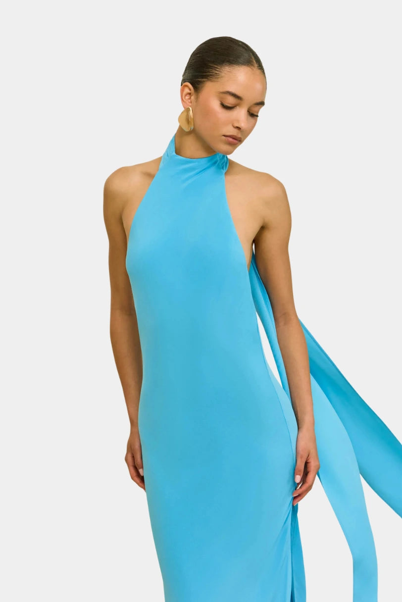Detalhe da gola alta do Vestido Doe Cult Gaia azul em seda