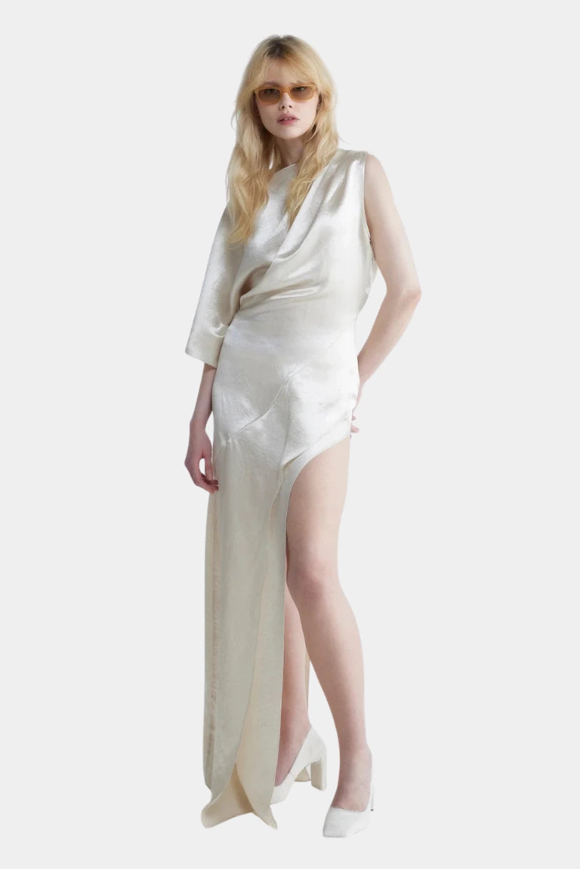 Vestido Ether Francesca cru detalhe do drapeado diagonal e do decote canoa