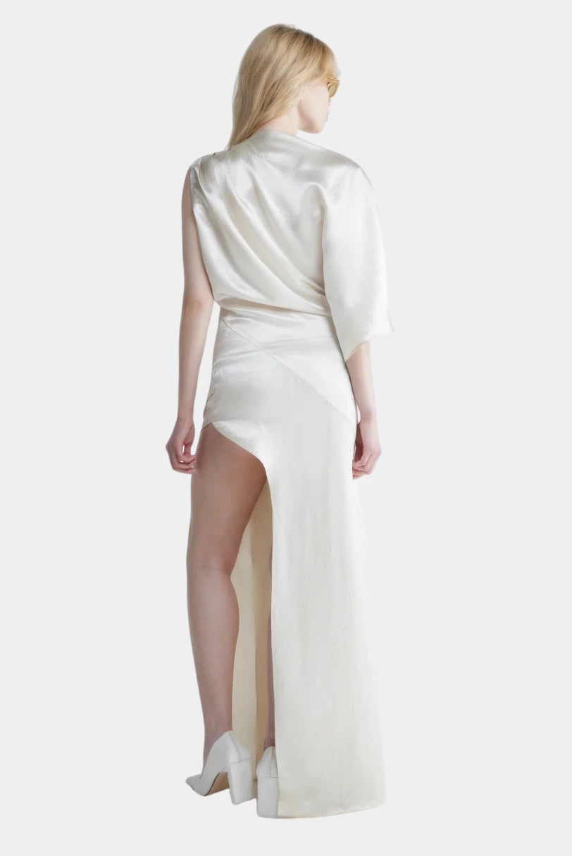 Vestido Ether Francesca cru longo acetinado com costuras diagonais na saia