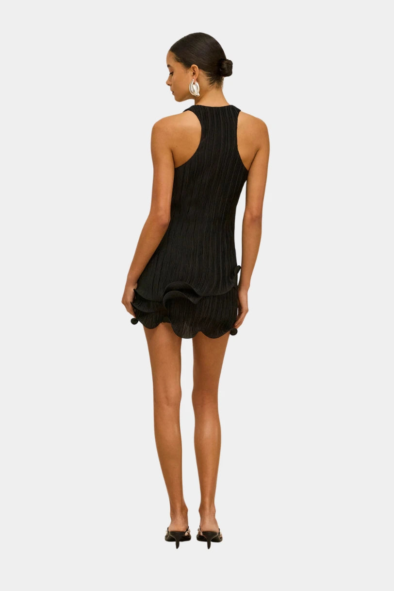 Vestido Marsa Cult Gaia preto em vista lateral com o babado da barra