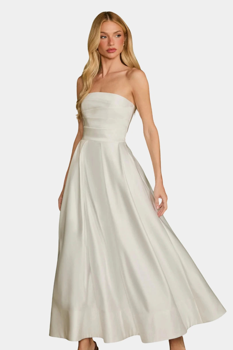 Vestido Midi Lucy Acetinado Fabulous off white com saia rodada em movimento