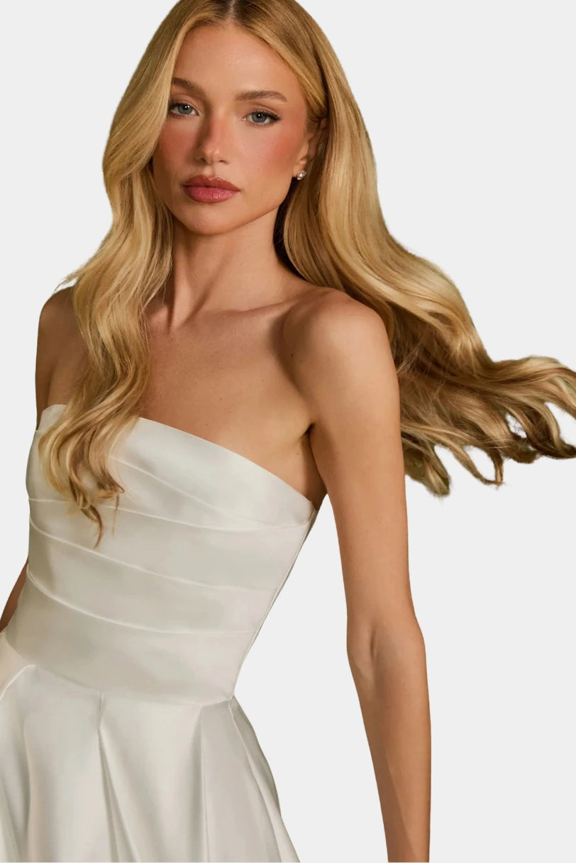 Detalhe do corpo drapeado e do decote reto do Vestido Midi Lucy Acetinado Fabulous off white