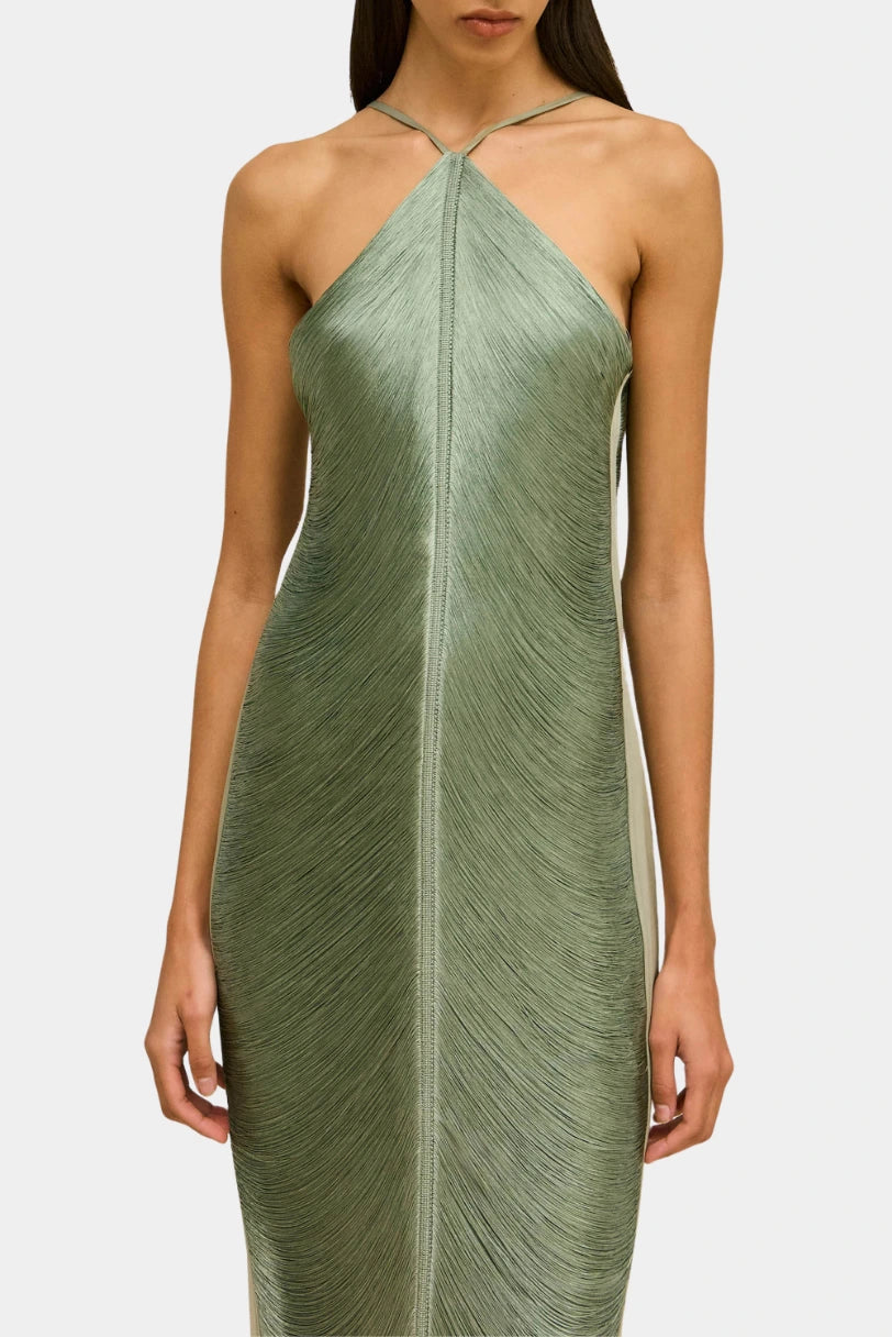 Detalhe do decote halter e das franjas do Vestido Renata Cult Gaia verde menta