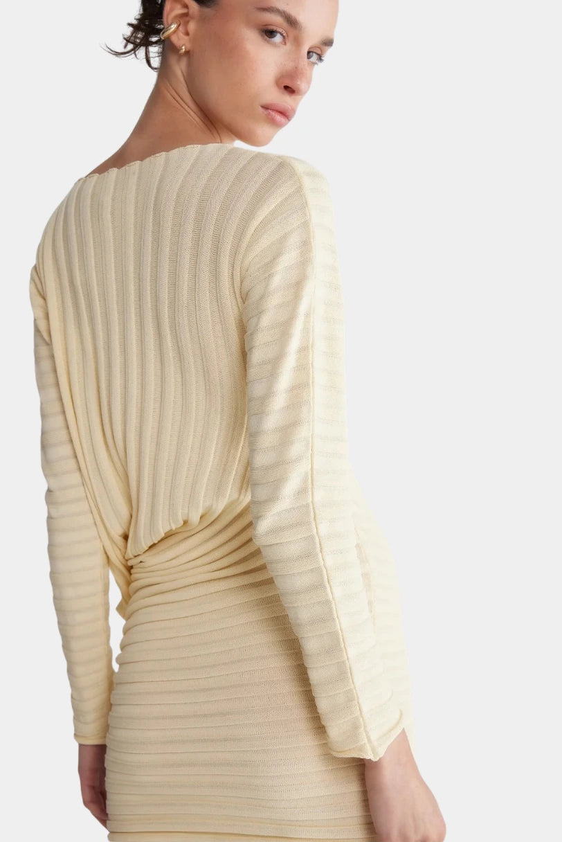 Vestido Tricot Weft Francesca manteiga, vista lateral com o franzido e a textura canelada