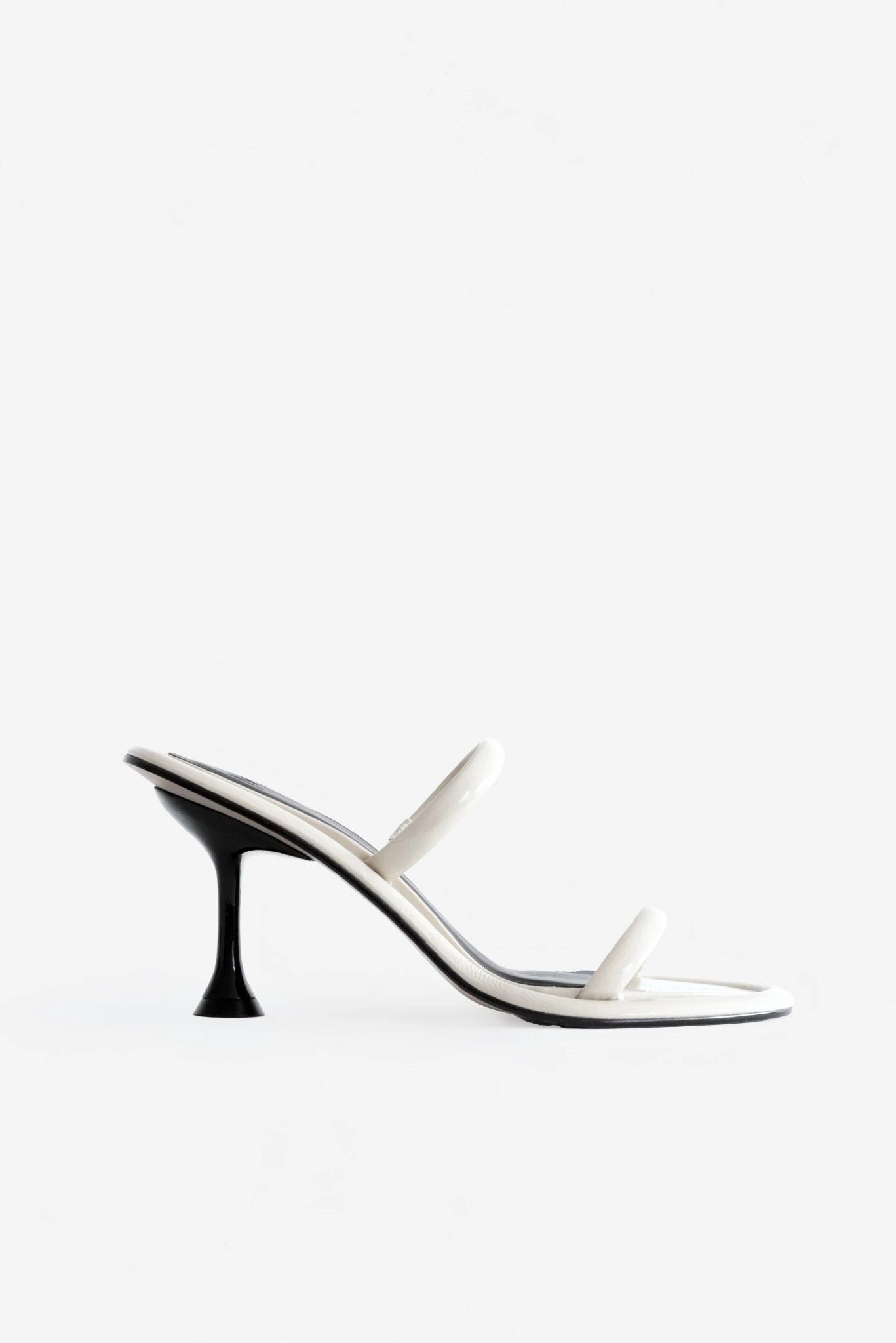 Sandália salto alto off white com tiras finas e salto escultural preto