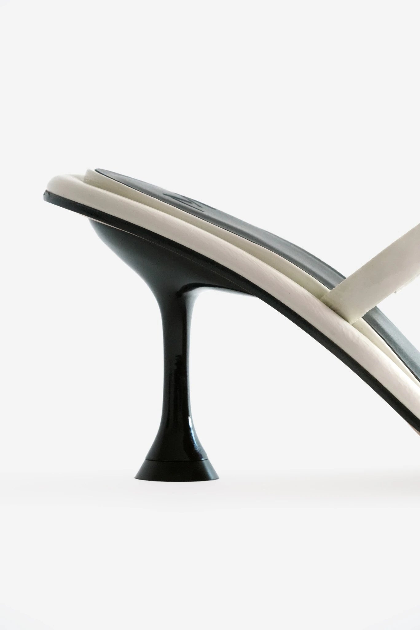 Detalhe do salto escultural preto da sandália off white Kate MR