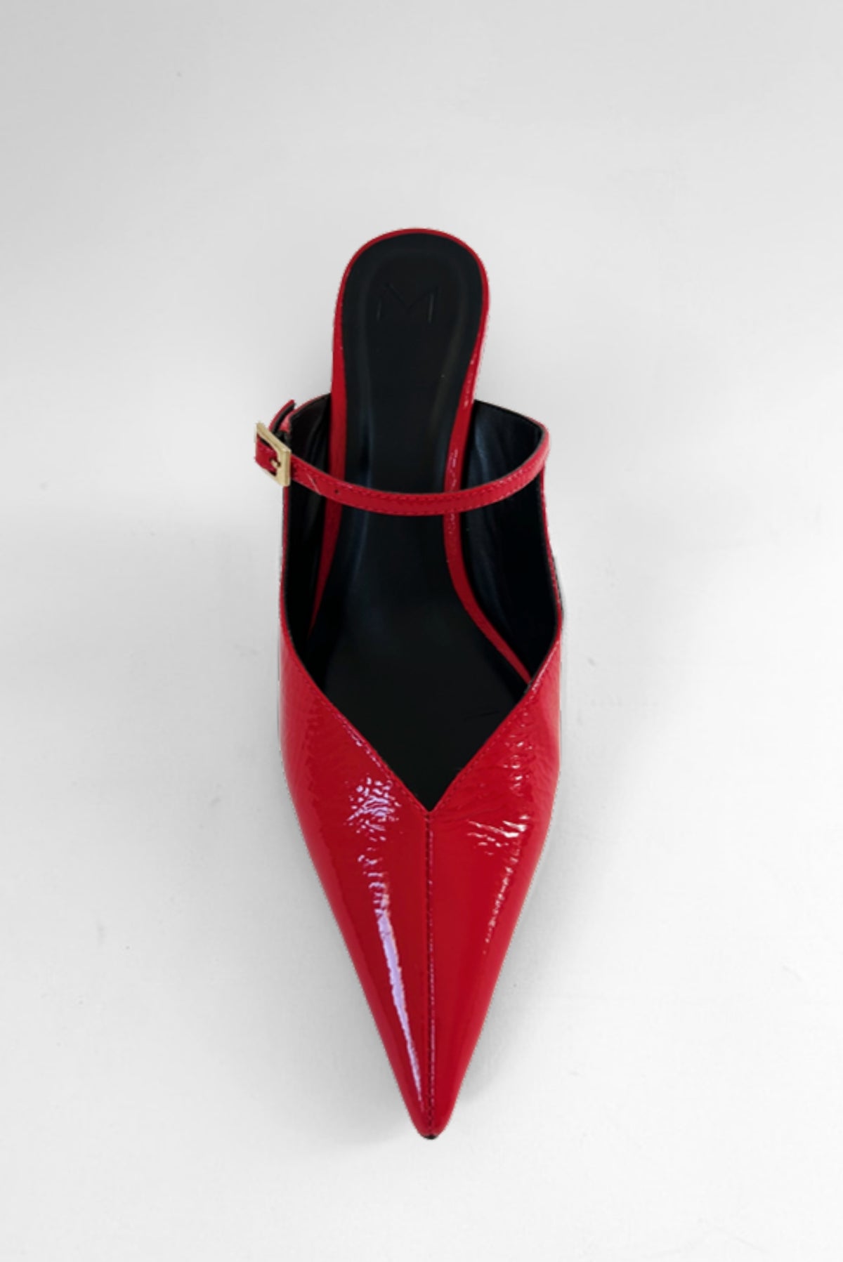 Vista superior do scarpin slingback vermelho Moss MR com tira e fivela lateral