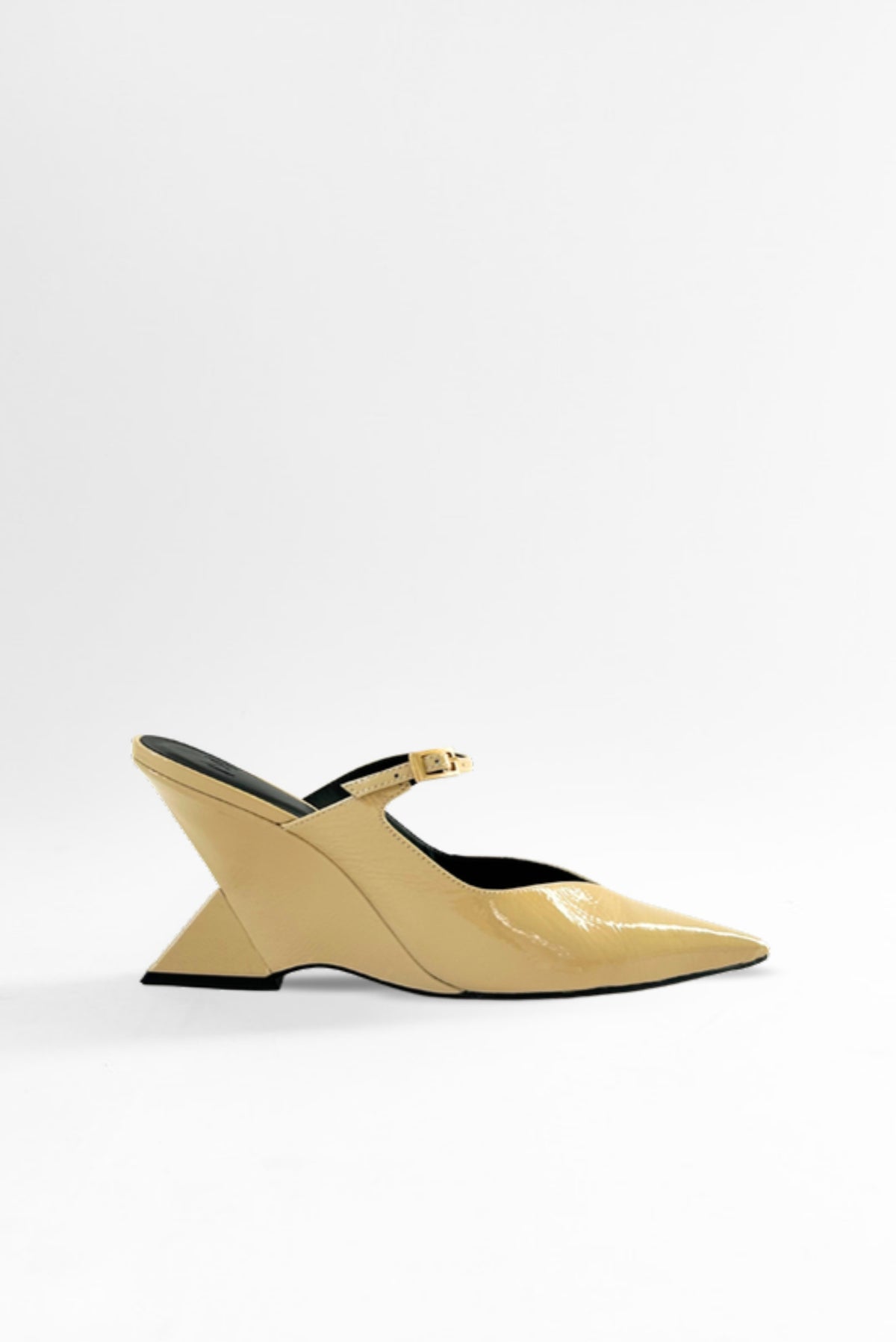 Scarpin slingback bege Moss MR em verniz com bico fino e salto escultural