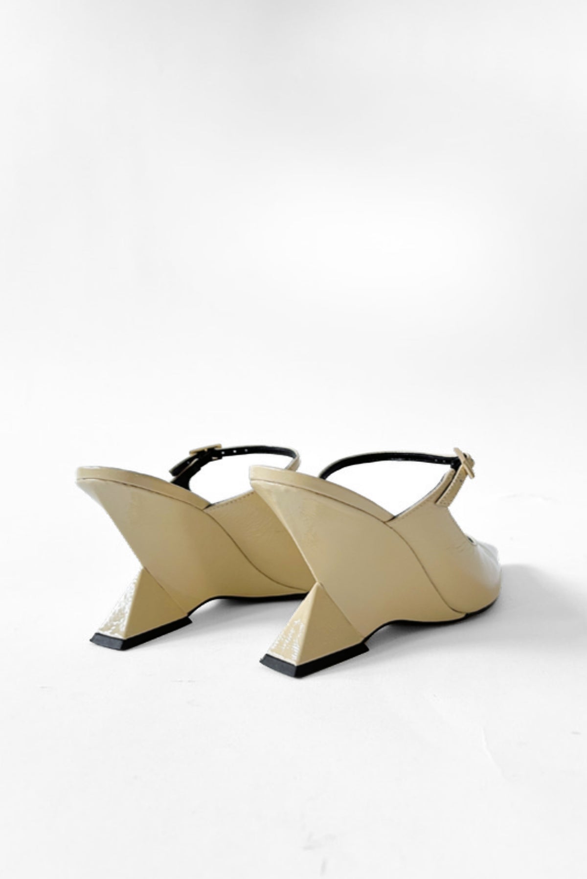 Par de scarpins slingback bege Moss MR vistos por trás, com salto geométrico