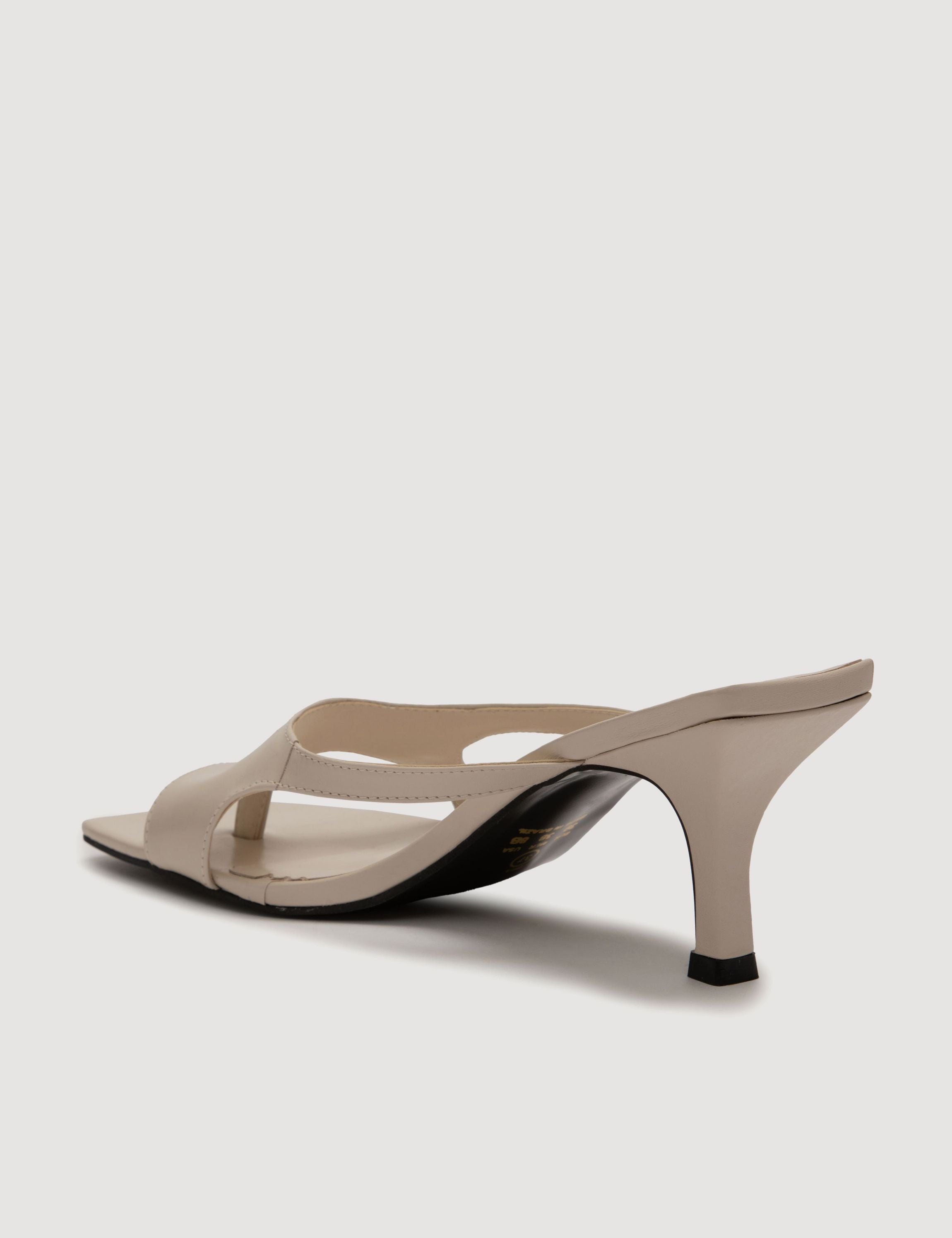 Sandália mule off white com salto médio fino vista lateral traseira