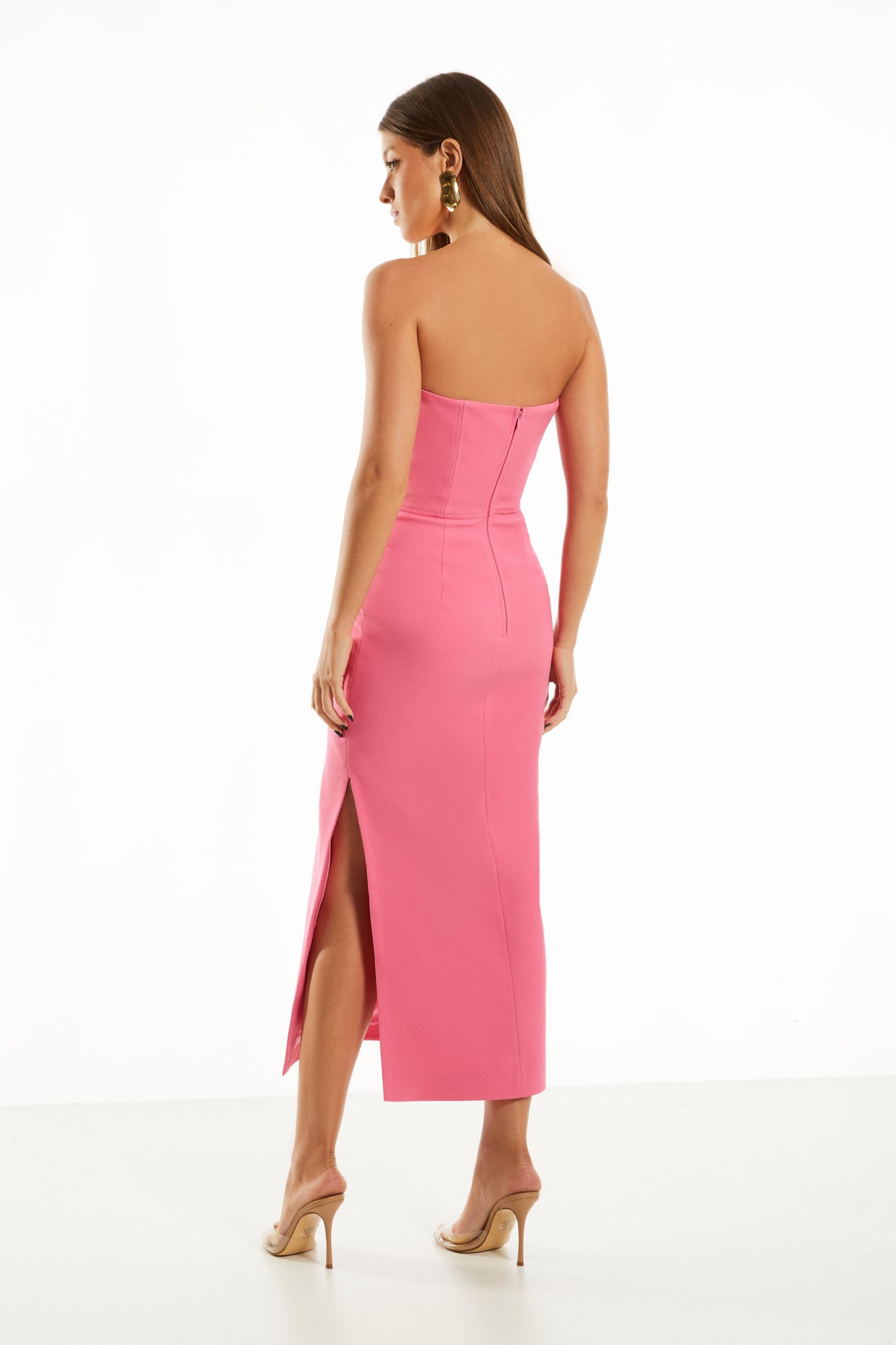 Costas do Vestido Midi Dani rosa com fechamento por zíper e fenda traseira