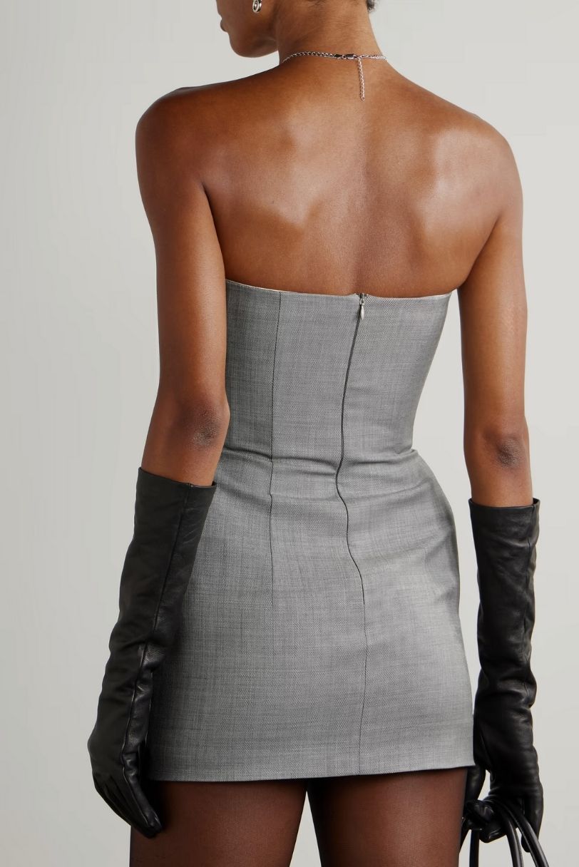 Costas de vestido mini cinza tomara que caia com modelagem corset ajustada