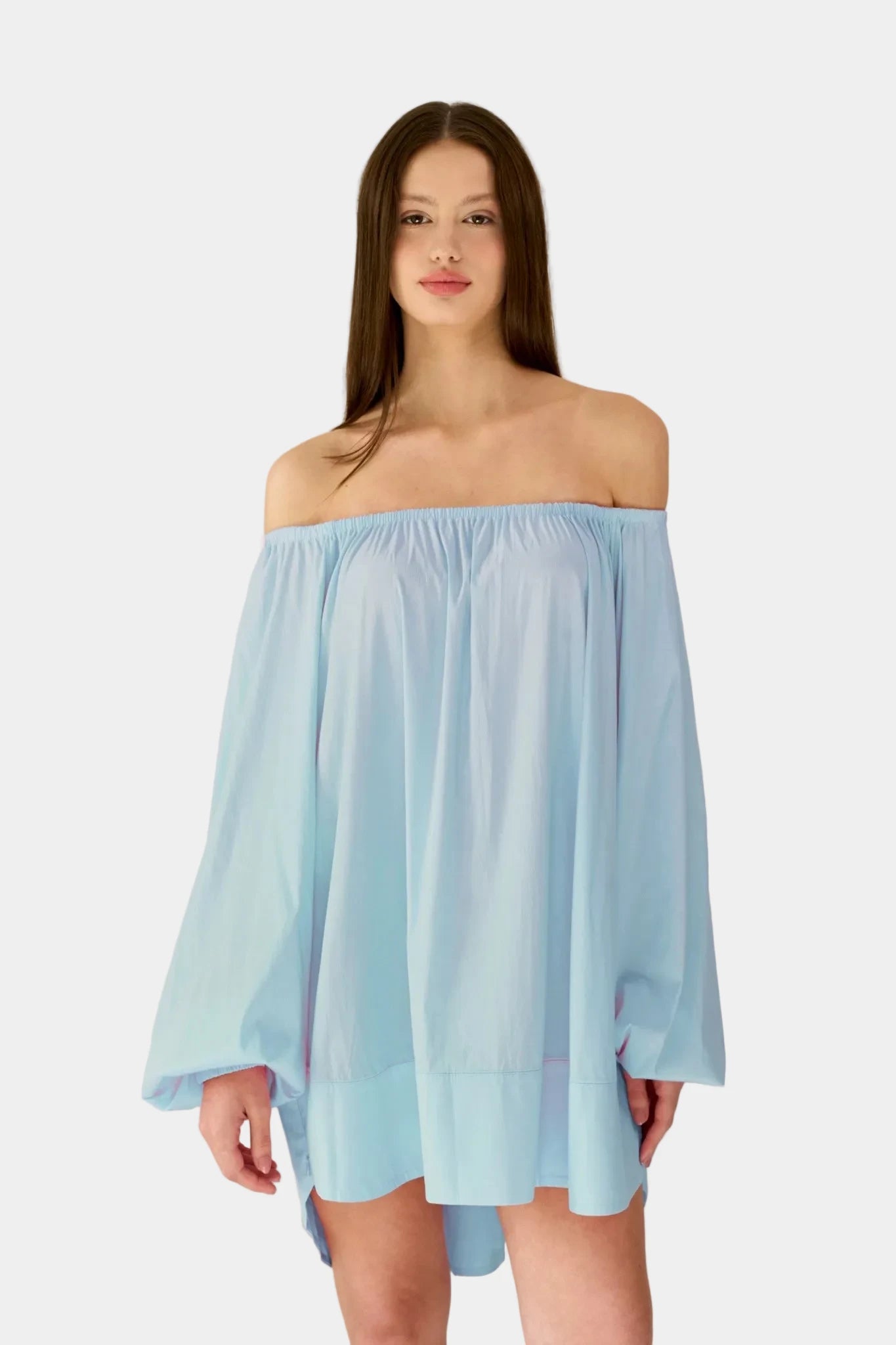 Modelo usando vestido curto azul claro ombro a ombro com mangas amplas