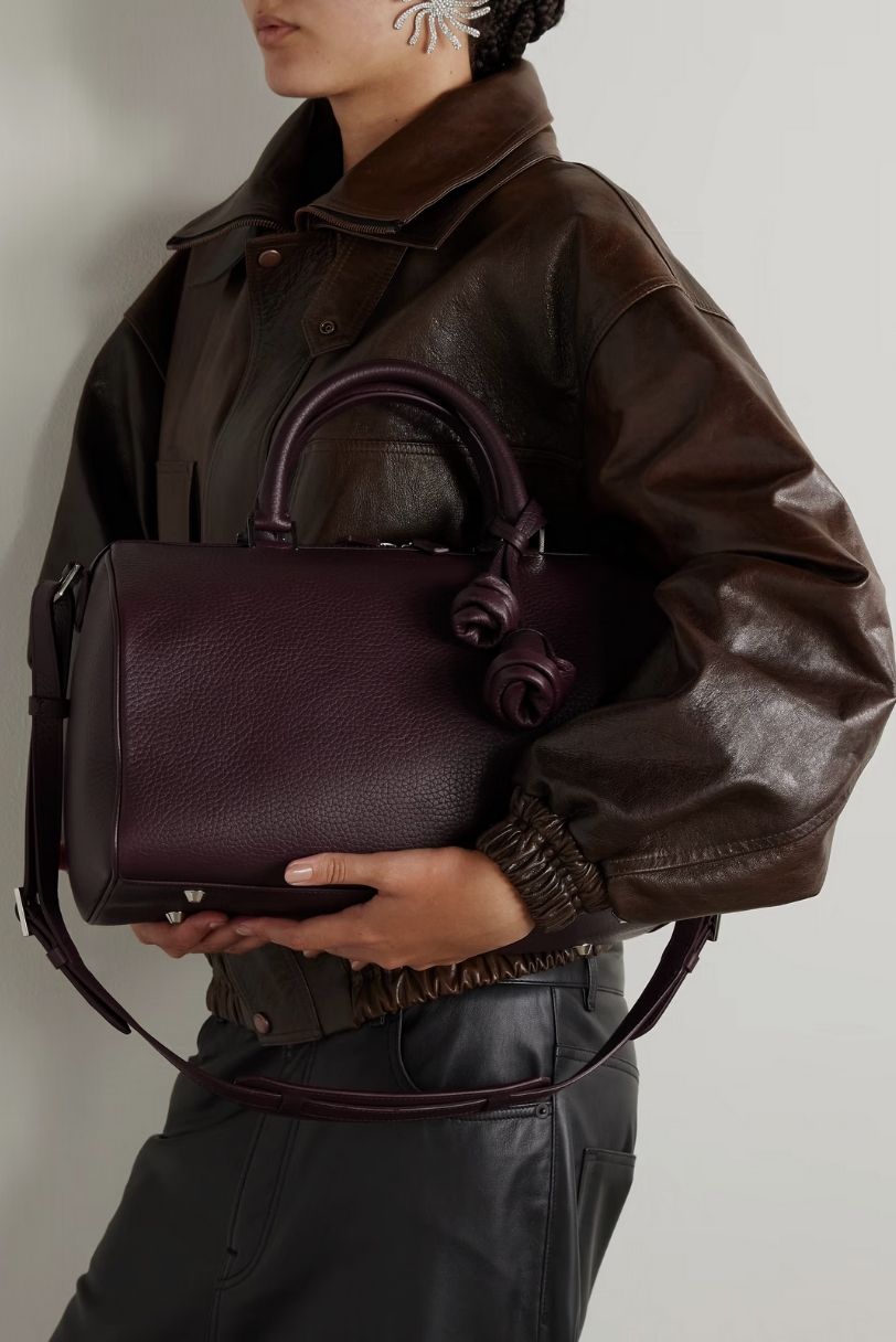 Bolsa grande Magda Butrym em couro granulado vinho escuro com detalhe floral característico da marca