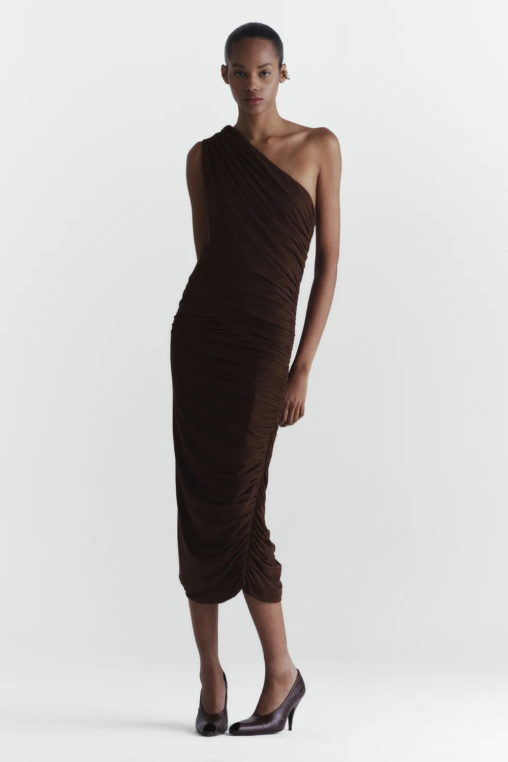 Vestido Velar Midi Drapeado Francesca marrom com decote assimétrico e drapeado