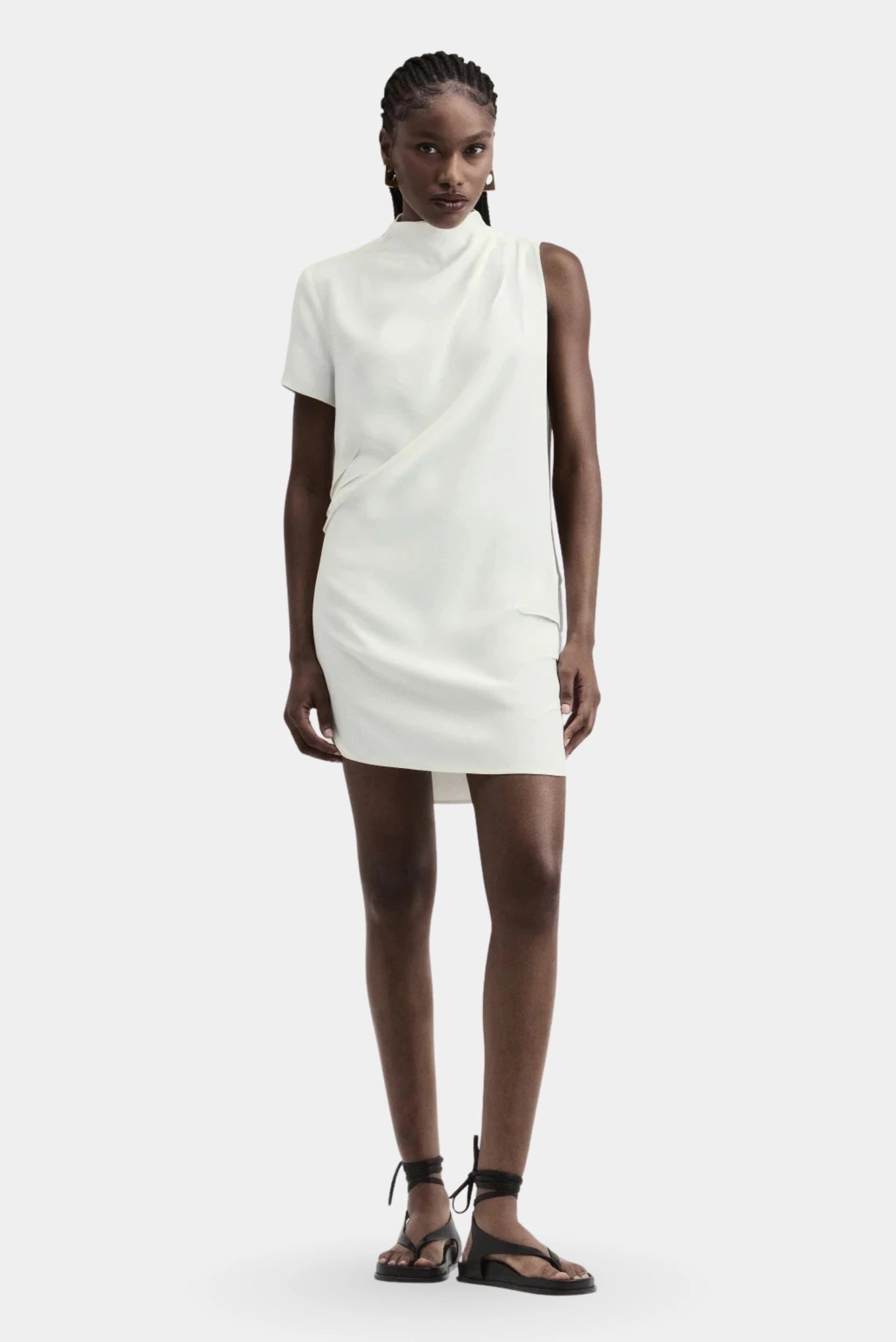 Vestido Juno Mini Francesca off-white com gola alta e modelagem assimétrica