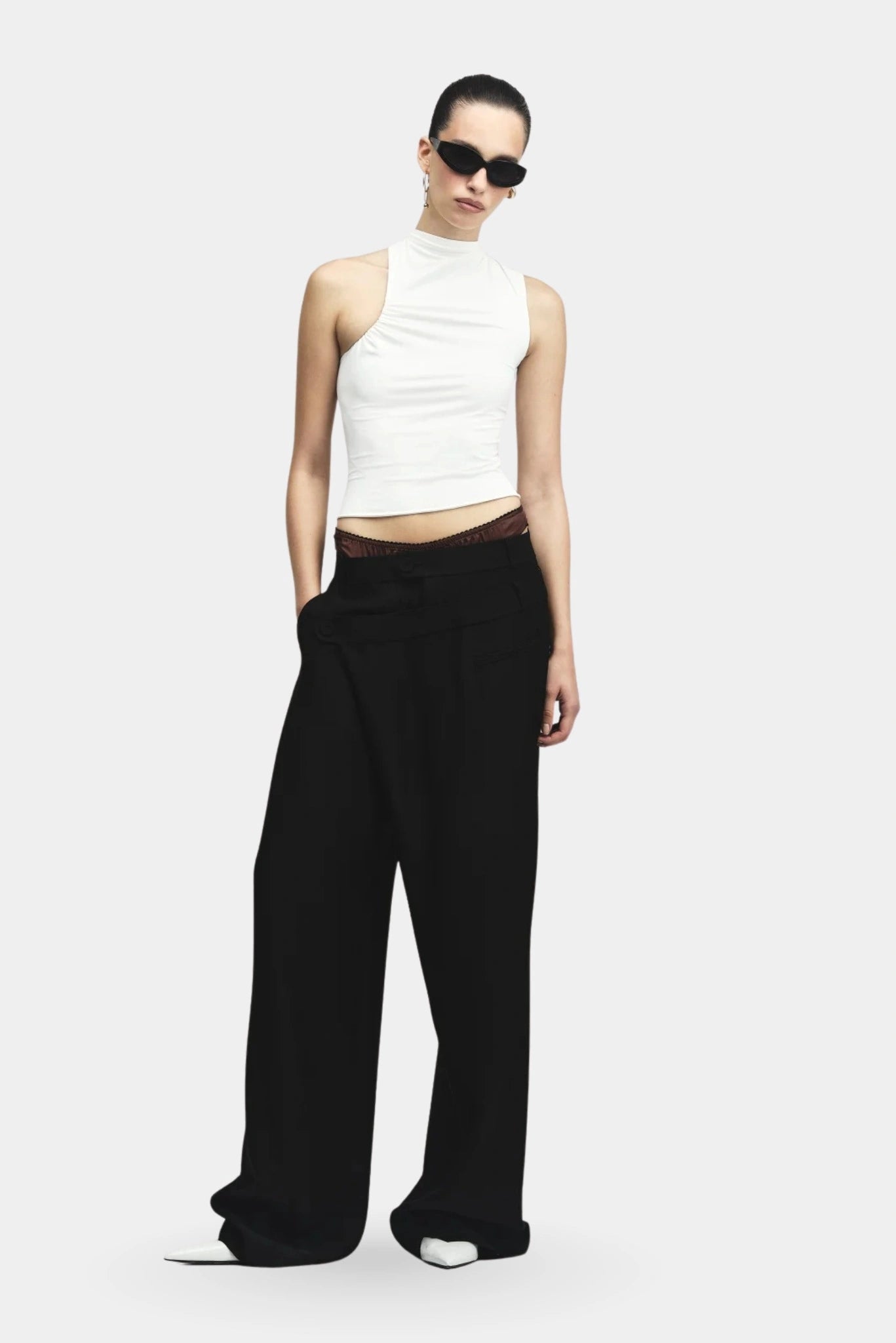 Blusa Volt Drapeada Francesca branca com gola alta em look com calça ampla preta
