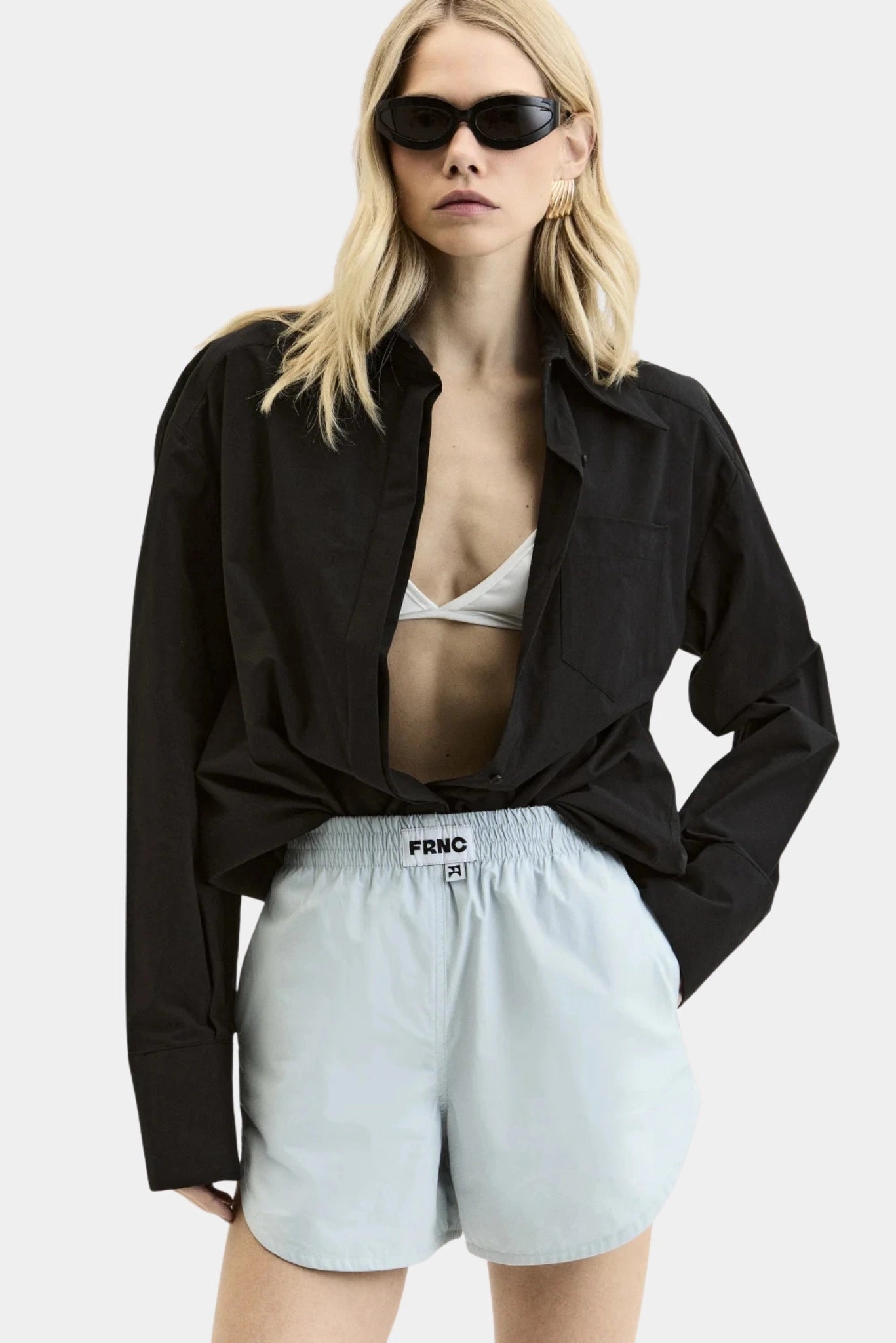 Short Arcus Francesca azul claro com cintura elástica e modelagem ampla