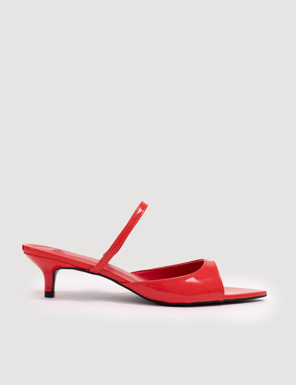 Sandália feminina vermelha em acabamento brilhante com salto baixo kitten heel