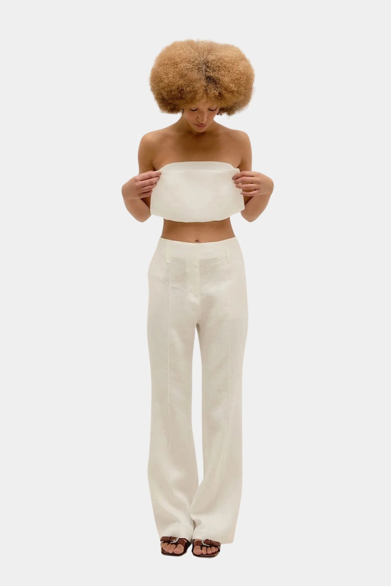 Calça Paola Haight em linho off-white com pernas amplas e cintura alta