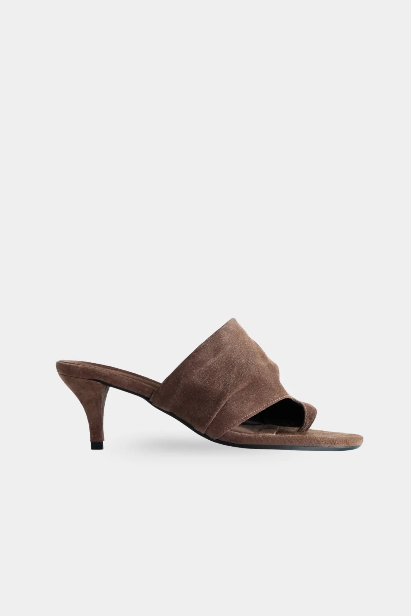 Sandália mule marrom de salto médio com tira larga assimétrica e detalhe para dedo