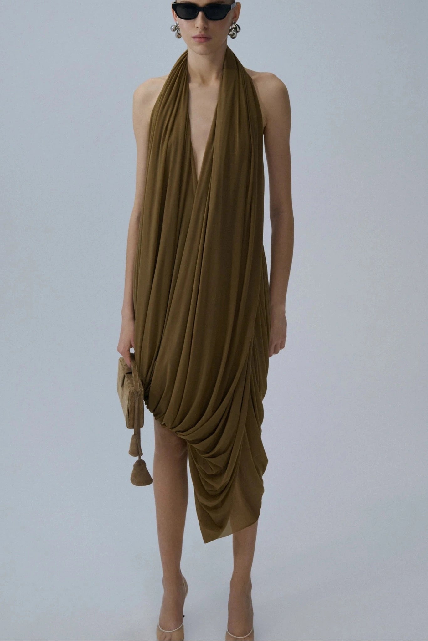 Modelo usando vestido midi marrom Magda Butrym com decote profundo e drapeado volumoso