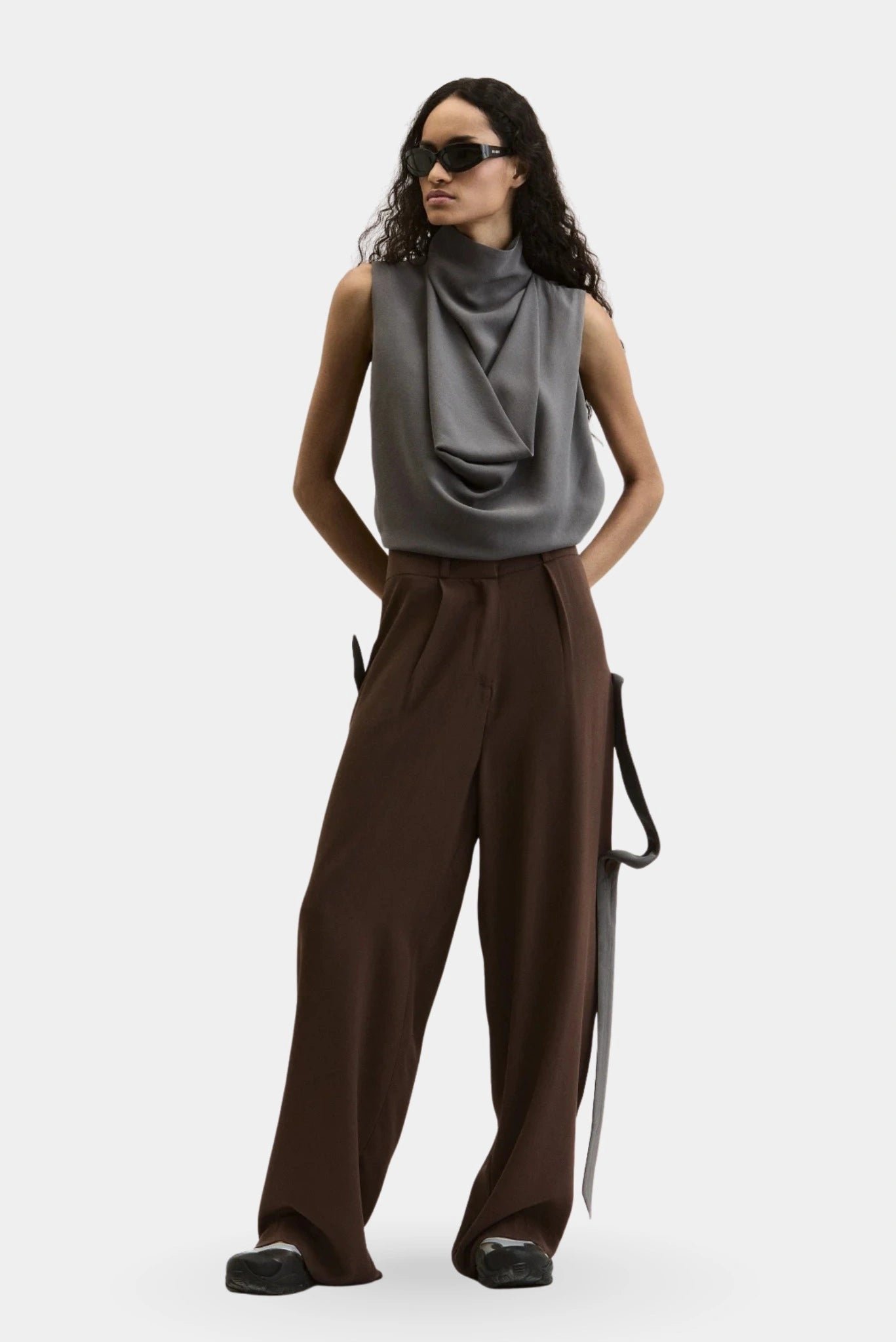 Calça Plen Francesca marrom ampla com cintura alta em look contemporâneo