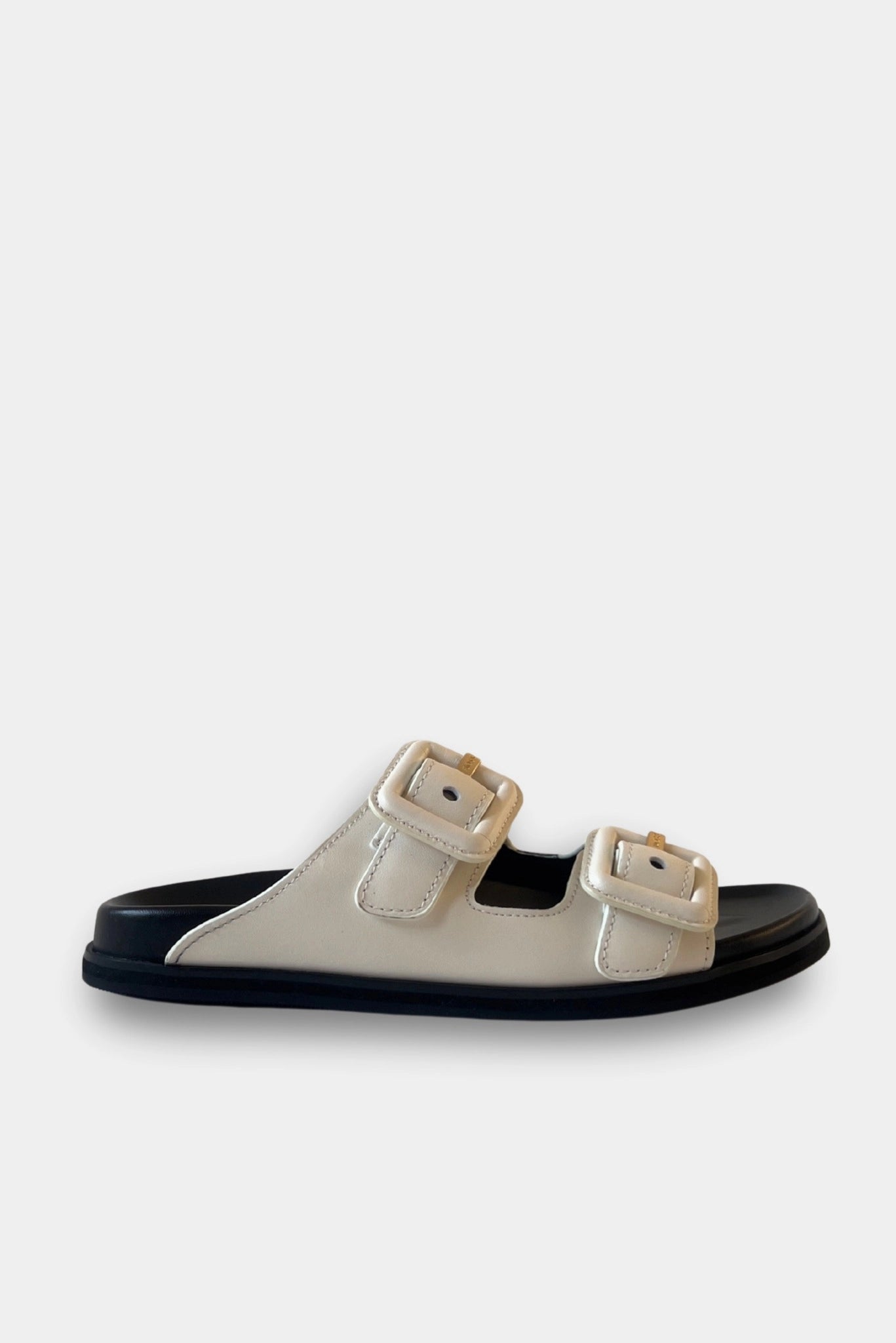 Chinelo Freyah Slide Hugo Boss off-white com duas fivelas largas e sola preta