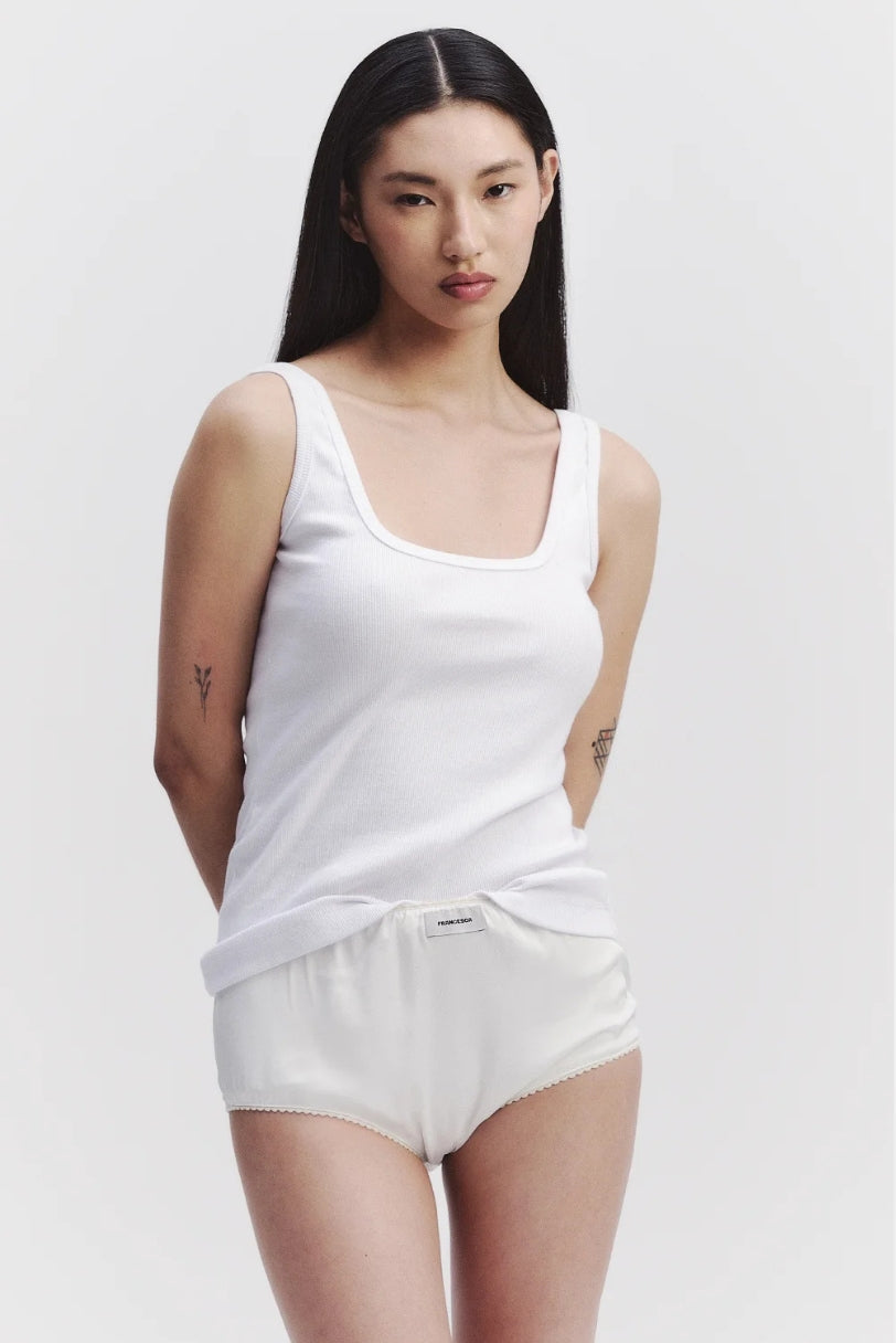 Hot Pant Satin Francesca off-white com acabamento acetinado e modelagem retrô