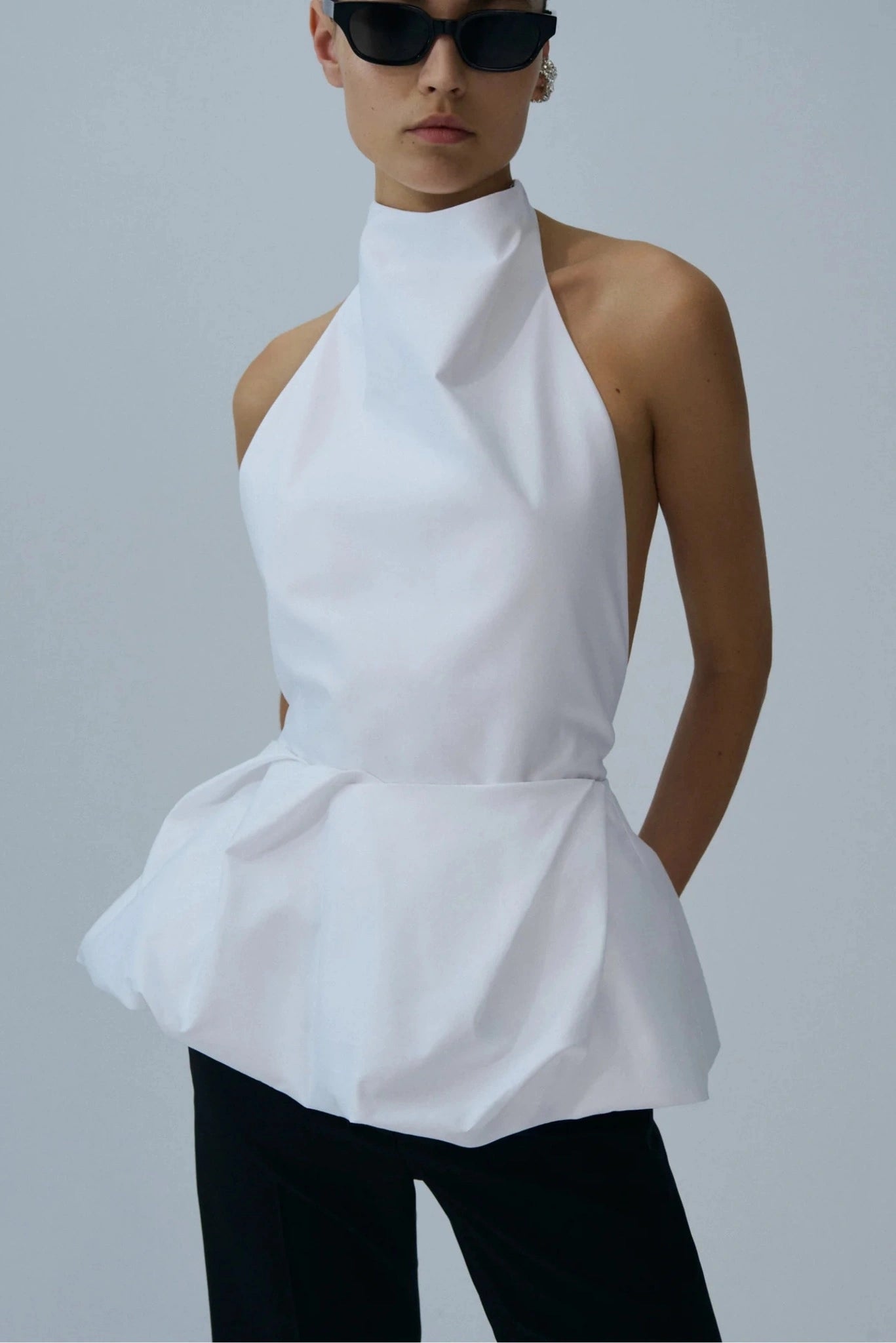 Blusa frente única Magda Butrym com costas abertas, gola alta e barra peplum estruturada