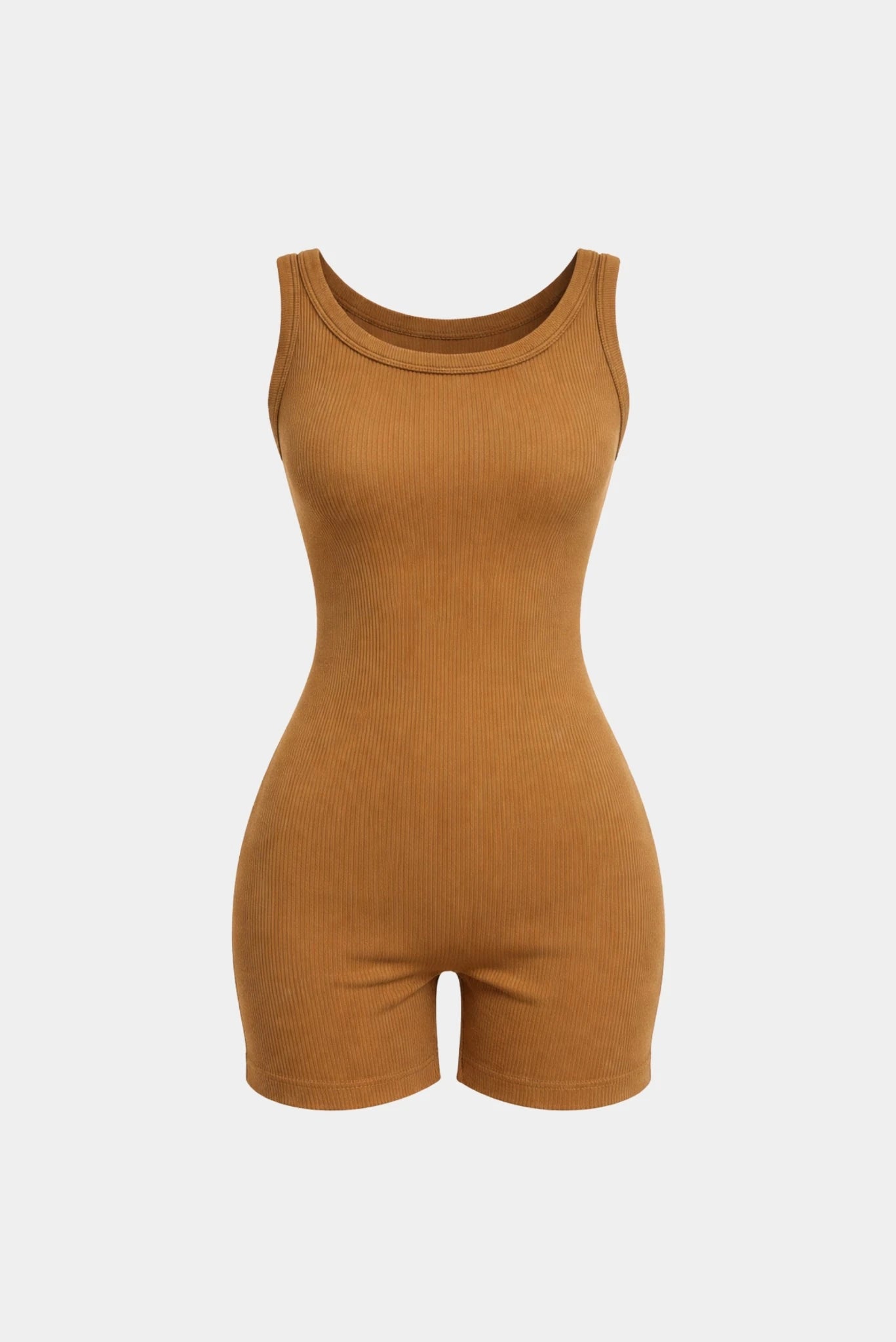 Body short Kim Gaia em malha canelada caramelo com alças largas e modelagem ajustada