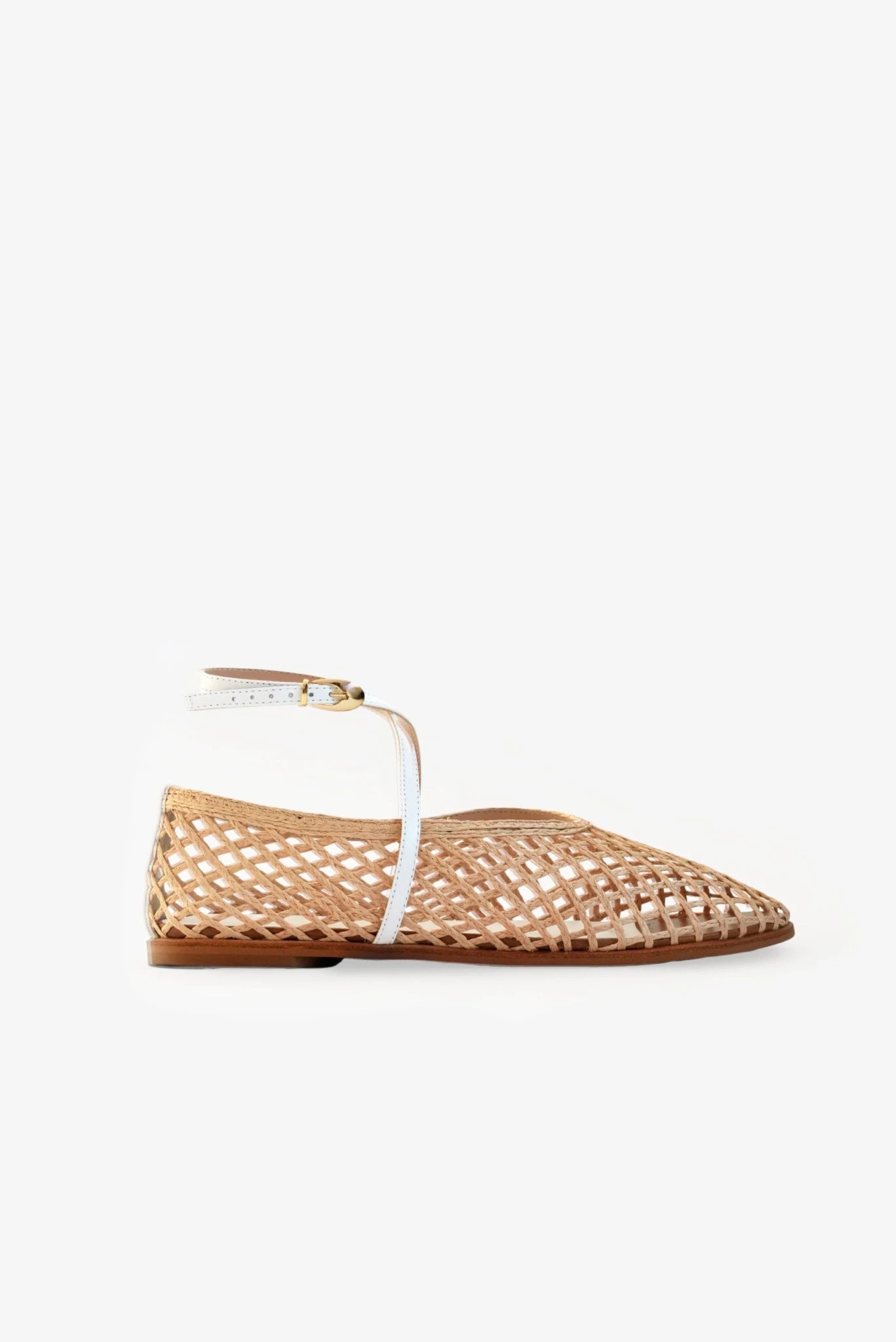 Sapatilha flat trançada natural com tira off white no tornozelo e bico arredondado