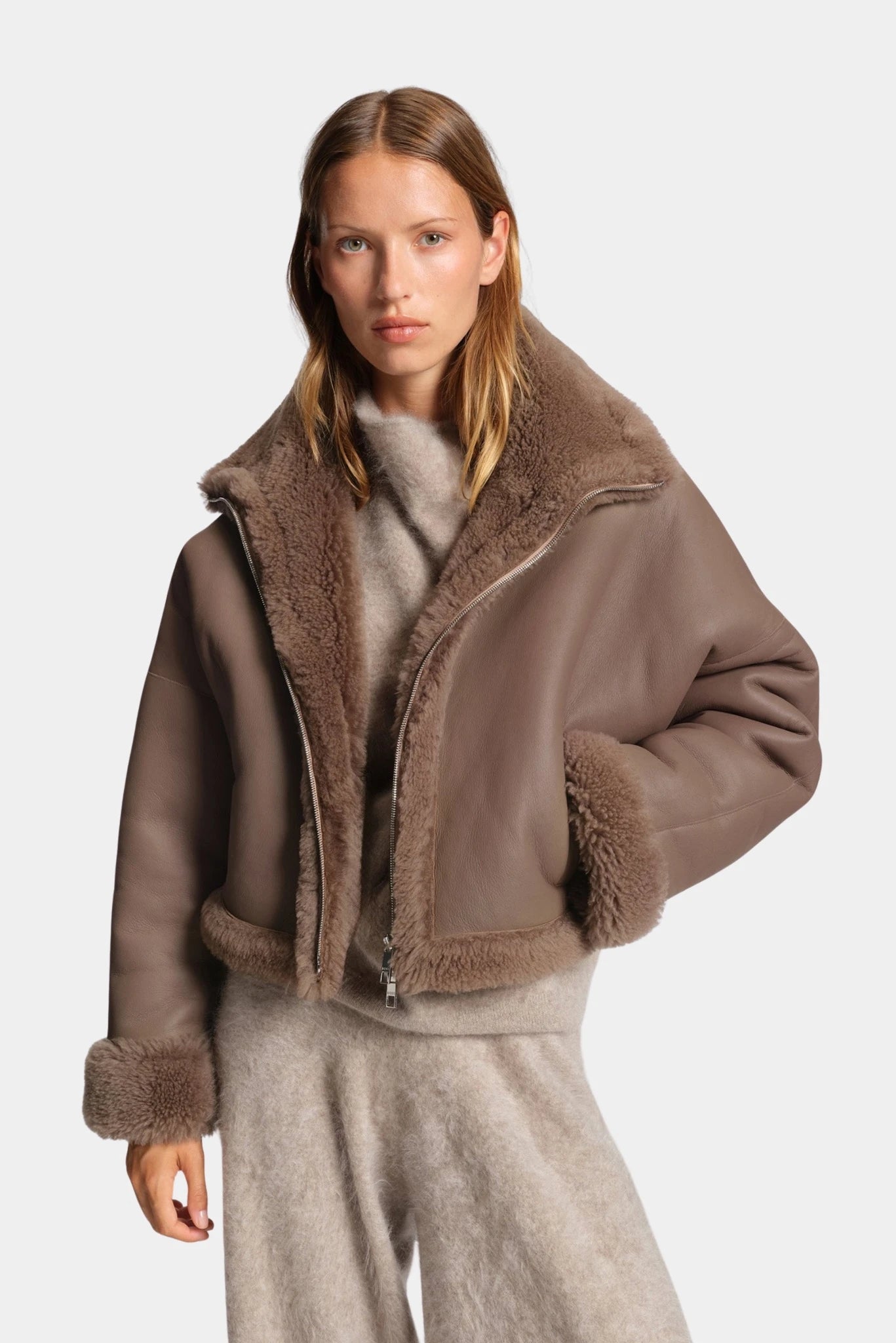 Jaqueta double face marrom Hugo Boss com acabamento shearling e fechamento por zíper